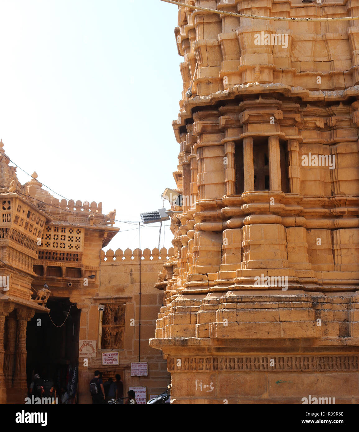 Eine Säule der Jain Tempel innerhalb des Komplexes von Jaisalmer Fort. Der Tempel wurde bereits in der 12. und 15. Jahrhundert Stockfoto