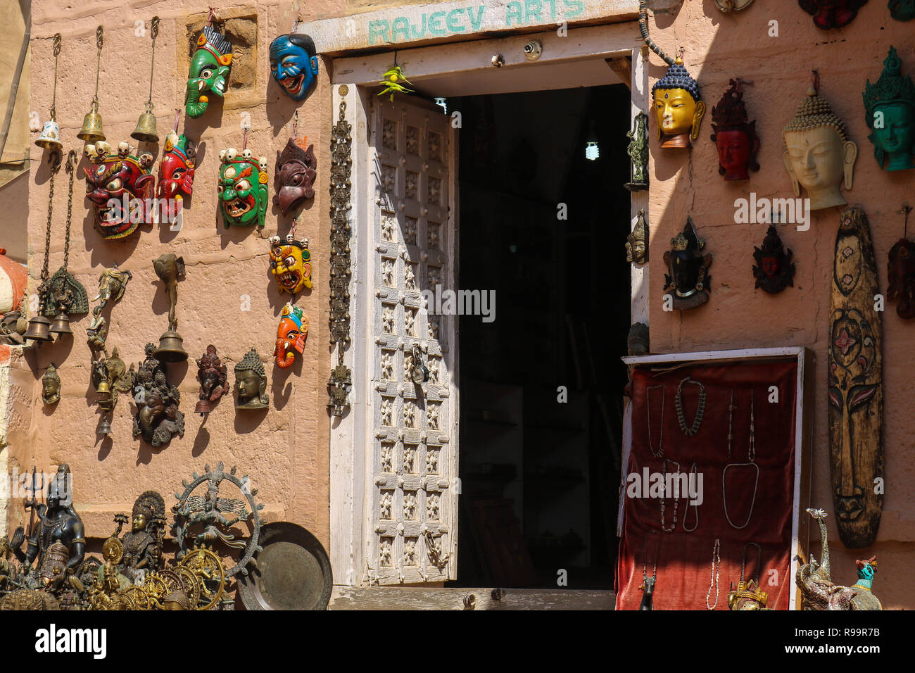 Kunst & Handwerk Shop an der Straße von Jaisalmer, Rajasthan. Stockfoto