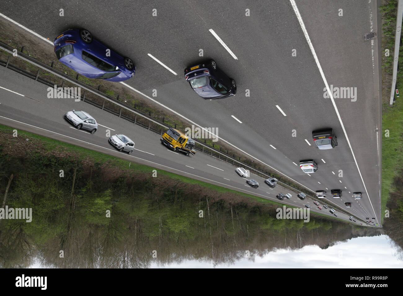 Wirklichkeit - herausfordernde Autos fahren auf einem 3 optische Illusion, UK. Stockfoto