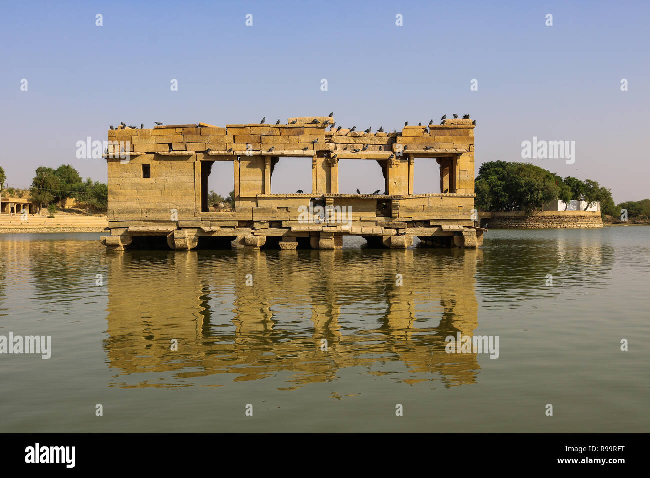 Die übrigen in einem Tempel in der Mitte des Sees. Der See (Gadisar See) gebaut von der erste Herrscher von Jaisalmer, Raja Rawal Jaisal. Stockfoto