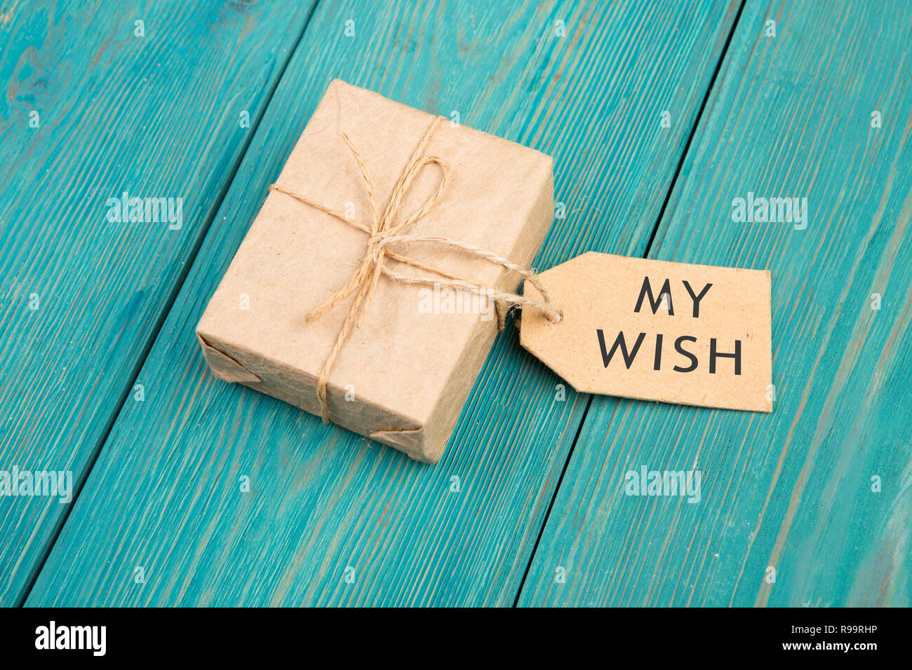 Geschenkbox und Tag mit Aufschrift "Mein Wunsch' auf Blau Holztisch Stockfoto