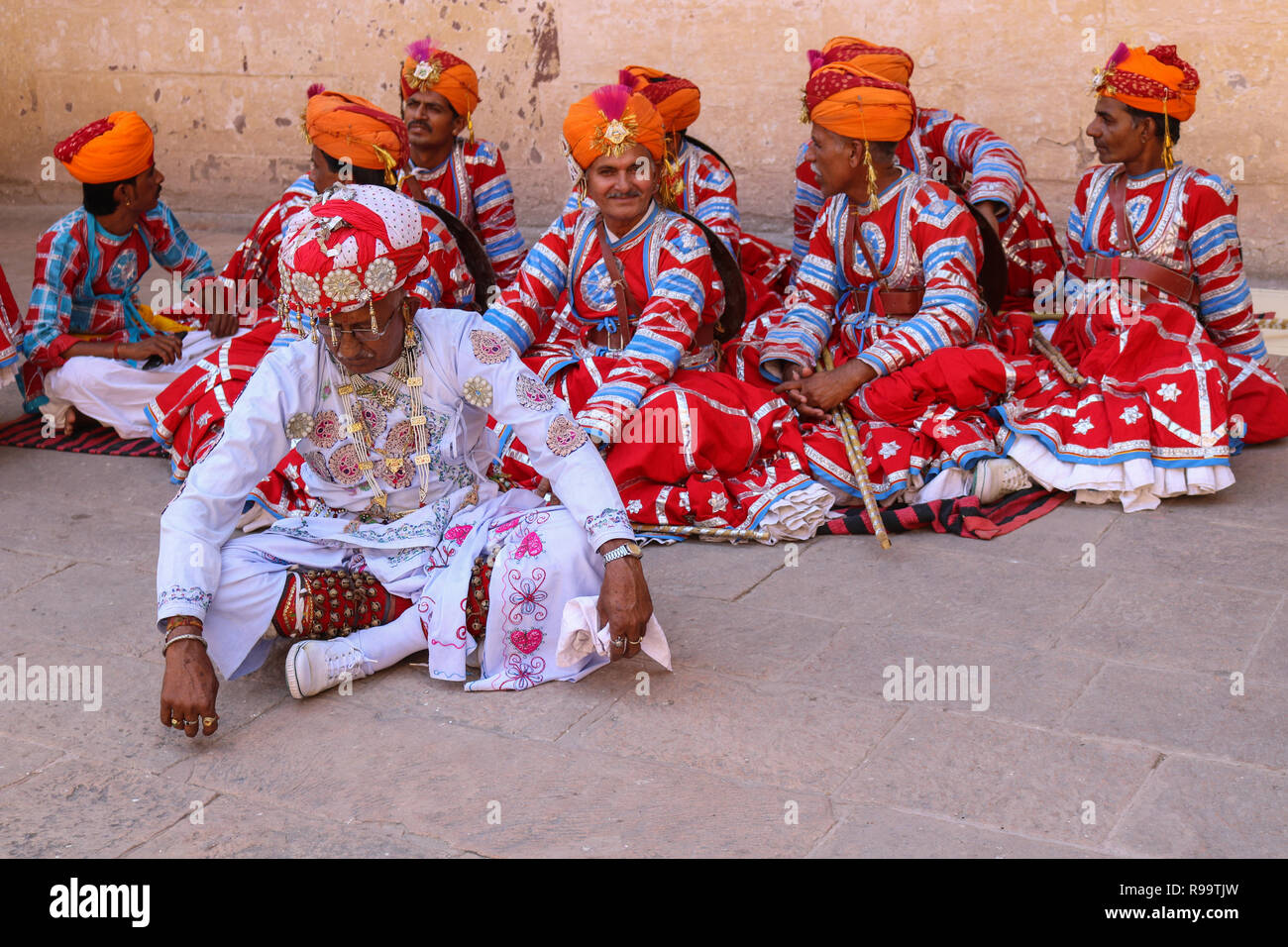 Männer in traditionellen Rajasthani Kleid bei Mehrangarh Fort, Jodhpur, Rajasthan, Indien. Stockfoto
