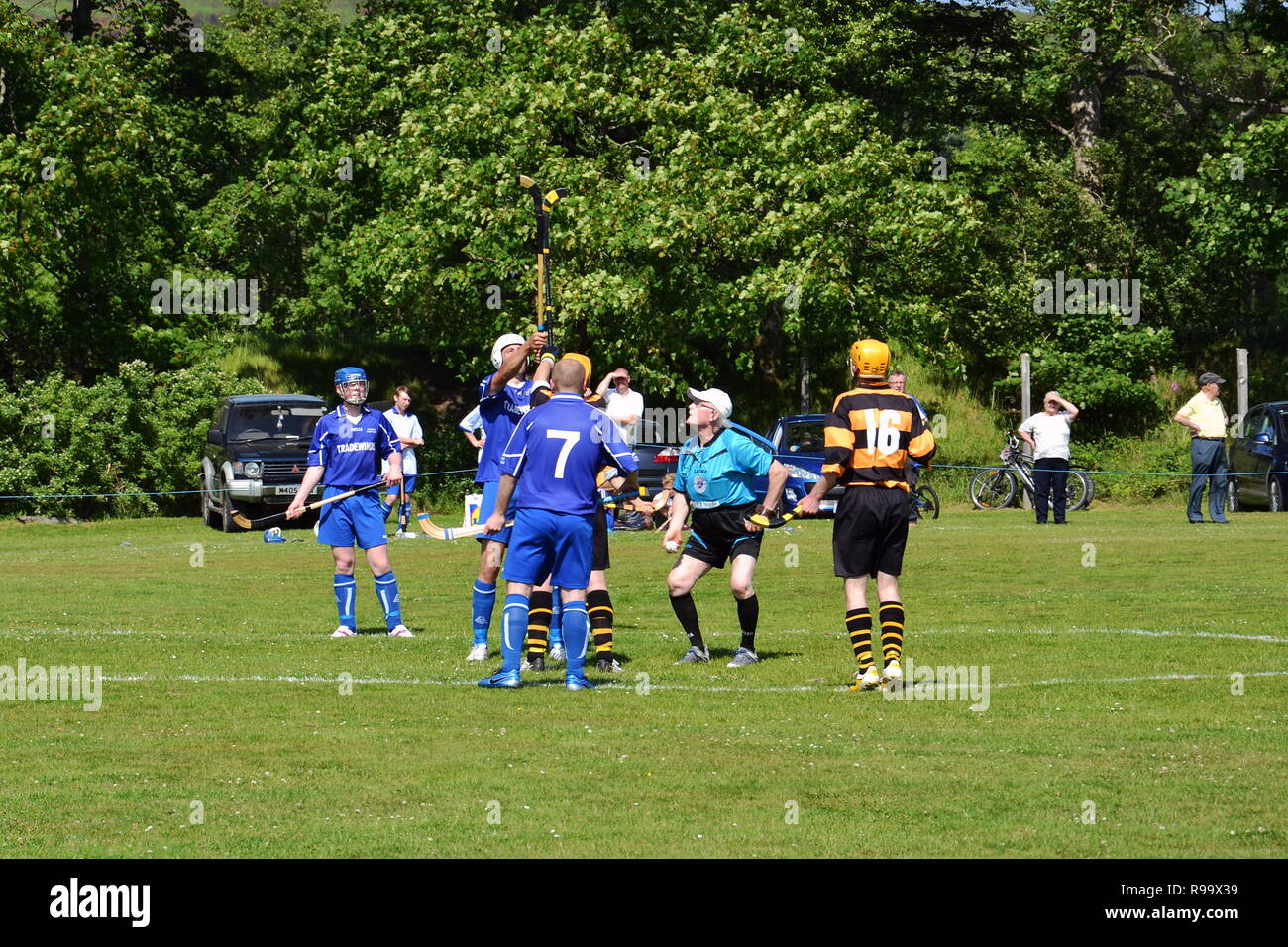 FORT WILLIAM, Schottland - Juli 20: Männer spielen, typische schottische Mannschaft Spiel shinty mit Stöcken und Ball am 20. Juli 2013 in Fort William, Schottland, Vereinigtes Stockfoto