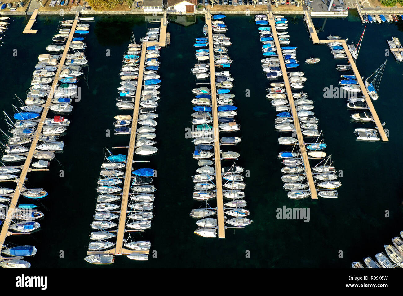 Vogelperspektive auf Boote bei Schlafplätze in einer Yacht Hafen am Genfer See, Morges, Waadt, Schweiz günstig Stockfoto