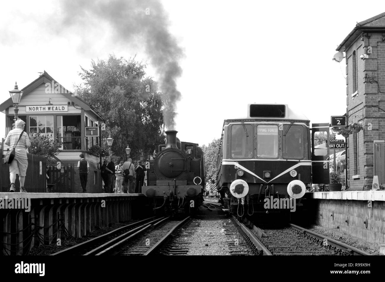 1898 Metropolitan Railway E Klasse 'Metropolitan Bahn Nr. 1' (l) und Klasse 117 DMU-M 51384 (r) an der North Weald Station, Epping Ongar Eisenbahn, Essex, UK. Stockfoto