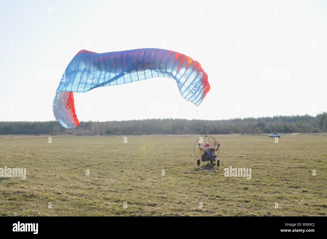 Oblast Wladimir, Russland. 20. April 2014. Nachbarschaften der Stadt Kovrov. Powered Gleitschirm auf der Flucht für den Start Stockfoto