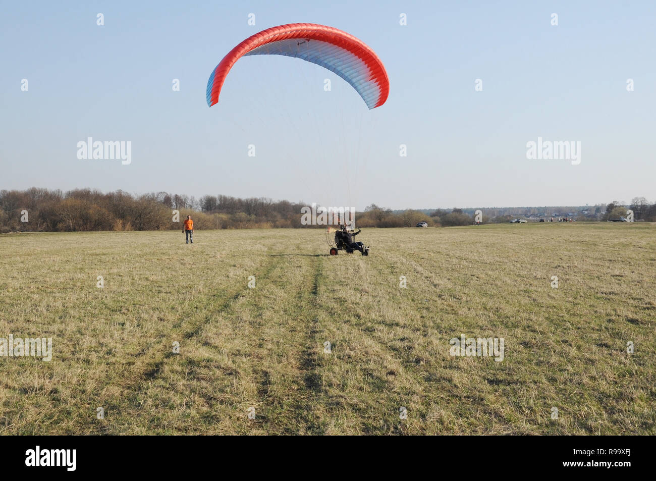 Oblast Wladimir, Russland. 20. April 2014. Nachbarschaften der Stadt Kovrov. Powered Gleitschirm auf der Flucht für den Start Stockfoto