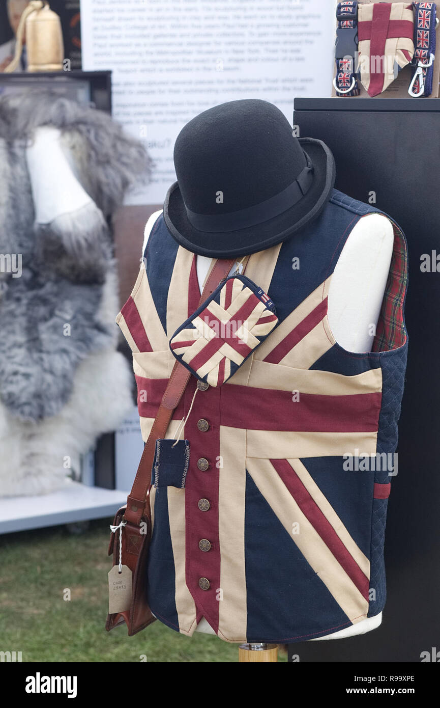 Union Jack Weste und Bowler Hut auf einem Marktstand Stockfoto