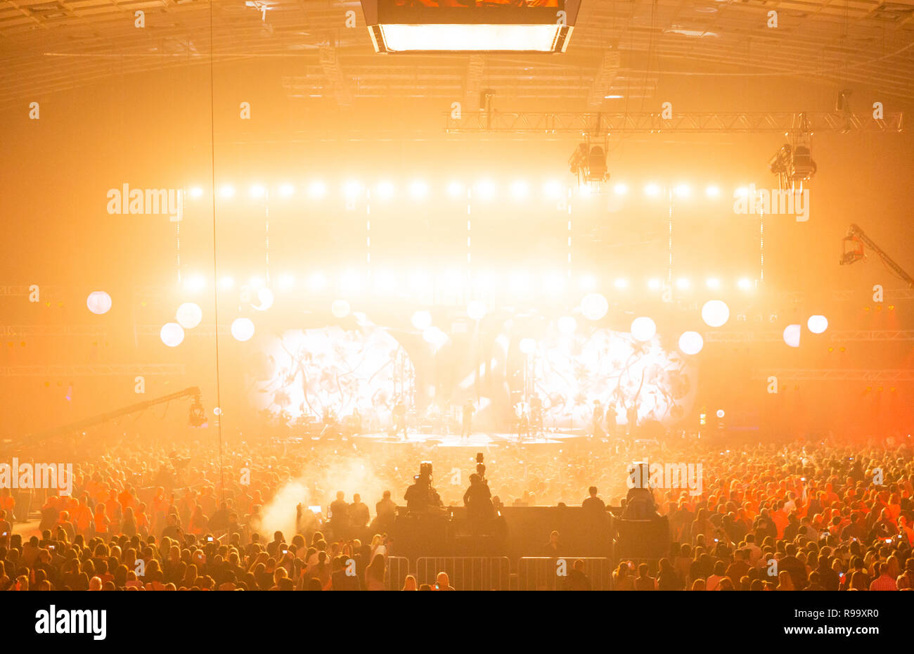 Konzert menge Spaß an einem Rock Konzert. Große Konzertsaal mit einer großen Bühne. Eine Menge Leute. Blitz. Fernsehen Dreharbeiten ein Konzert o Stockfoto