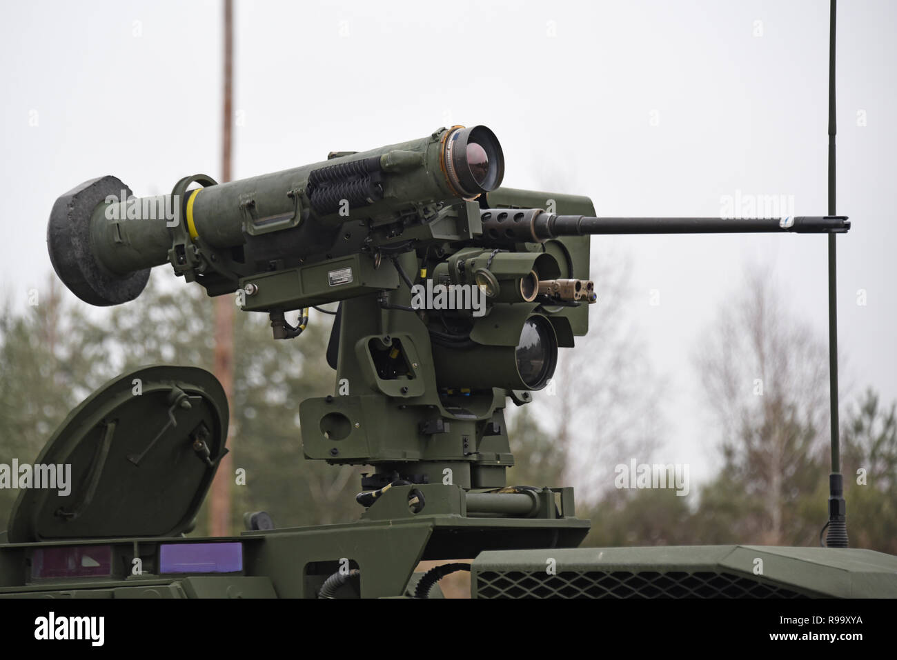 Die US-Armee gemeinsame ferngesteuert betrieben Waffenstation Javelin oder Krähen-J, montiert auf einem Stryker Infanterie Trägerfahrzeug, bereit, an der 7. Armee Grafenwöhr Training Area 19 Dezember, in Grafenwöhr, Deutschland 2018 gefeuert zu werden. Die ferngesteuert abgefeuert Raketenwerfer ist vom Inneren des Fahrzeugs zum Schutz der Soldaten betrieben. Stockfoto