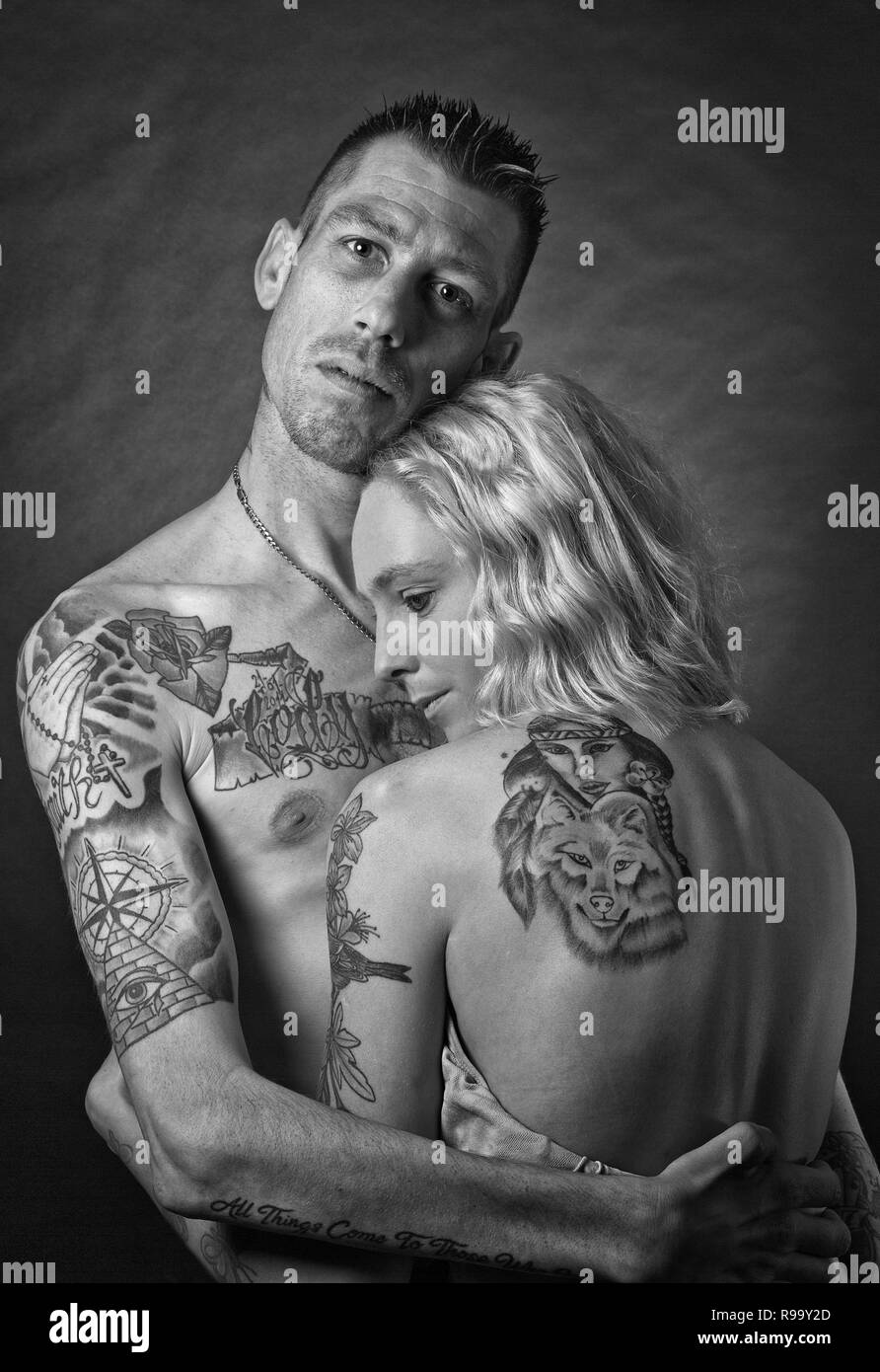 Ein junges Paar mit Tattoos Stockfoto