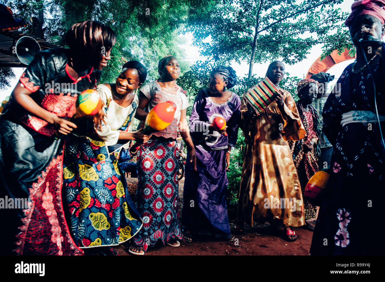 Gruppe von schwarzen Frauen singen und tanzen. Multi-ethnische Musik party Western- und Entwicklungsländern Zusammenarbeit zu feiern. Bamako, Mali. Afrika Stockfoto