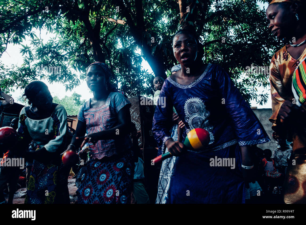 Gruppe von schwarzen Frauen singen und tanzen. Multi-ethnische Musik party Western- und Entwicklungsländern Zusammenarbeit zu feiern. Bamako, Mali. Afrika Stockfoto