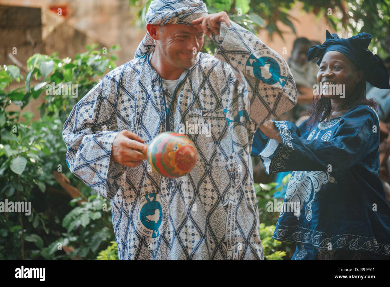 Reifen kaukasischen Mann, Gesang und Tanz. Multi-ethnische Musik party Western- und Entwicklungsländern Zusammenarbeit zu feiern. Bamako, Mali. Afrika Stockfoto