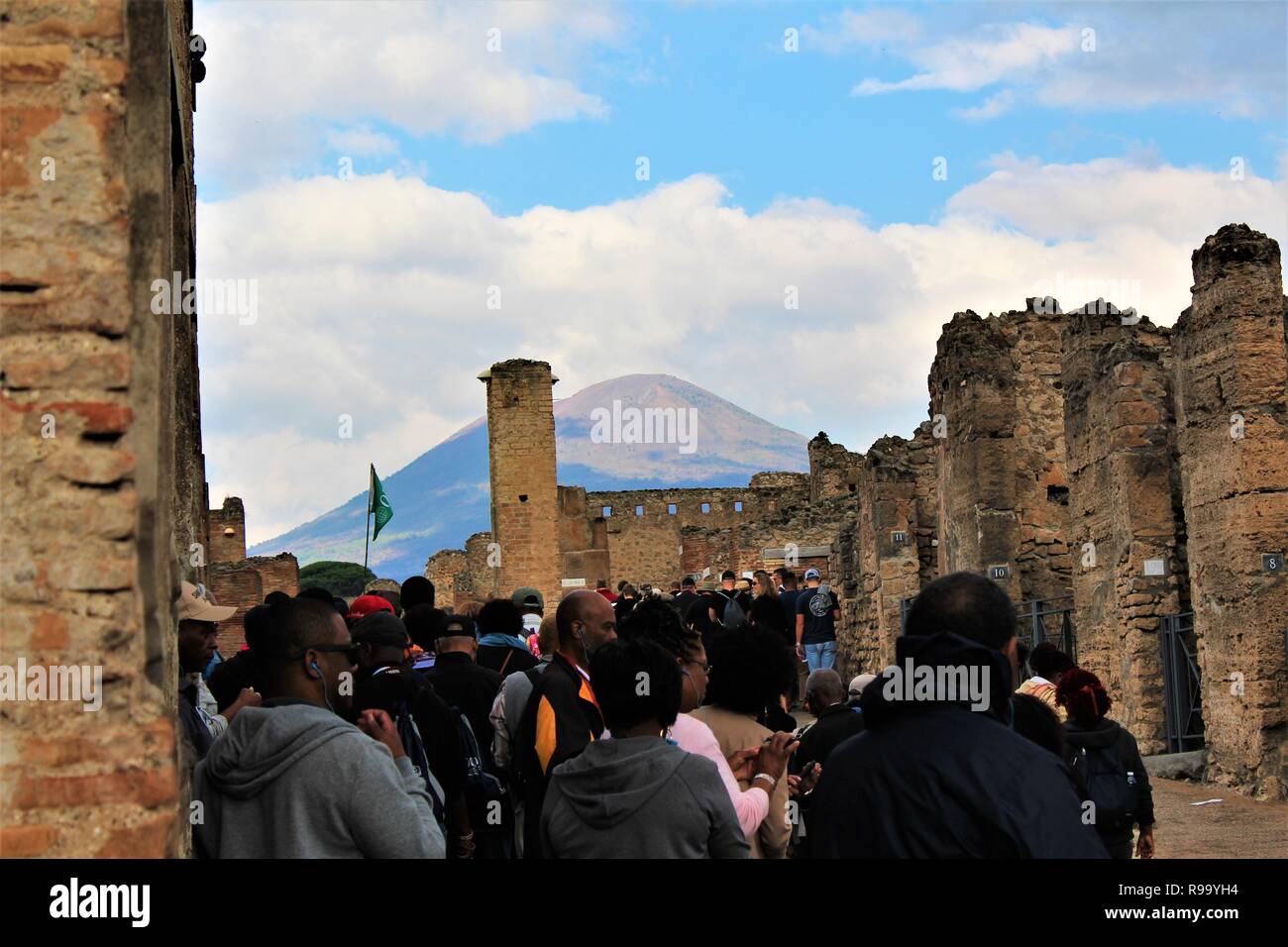 Pompeji, Italien - 23. Oktober 2018: Touristen Erhebung und eine der vielen Straßen innerhalb der Ruinen der antiken Stadt Pompeji zu erkunden. Stockfoto