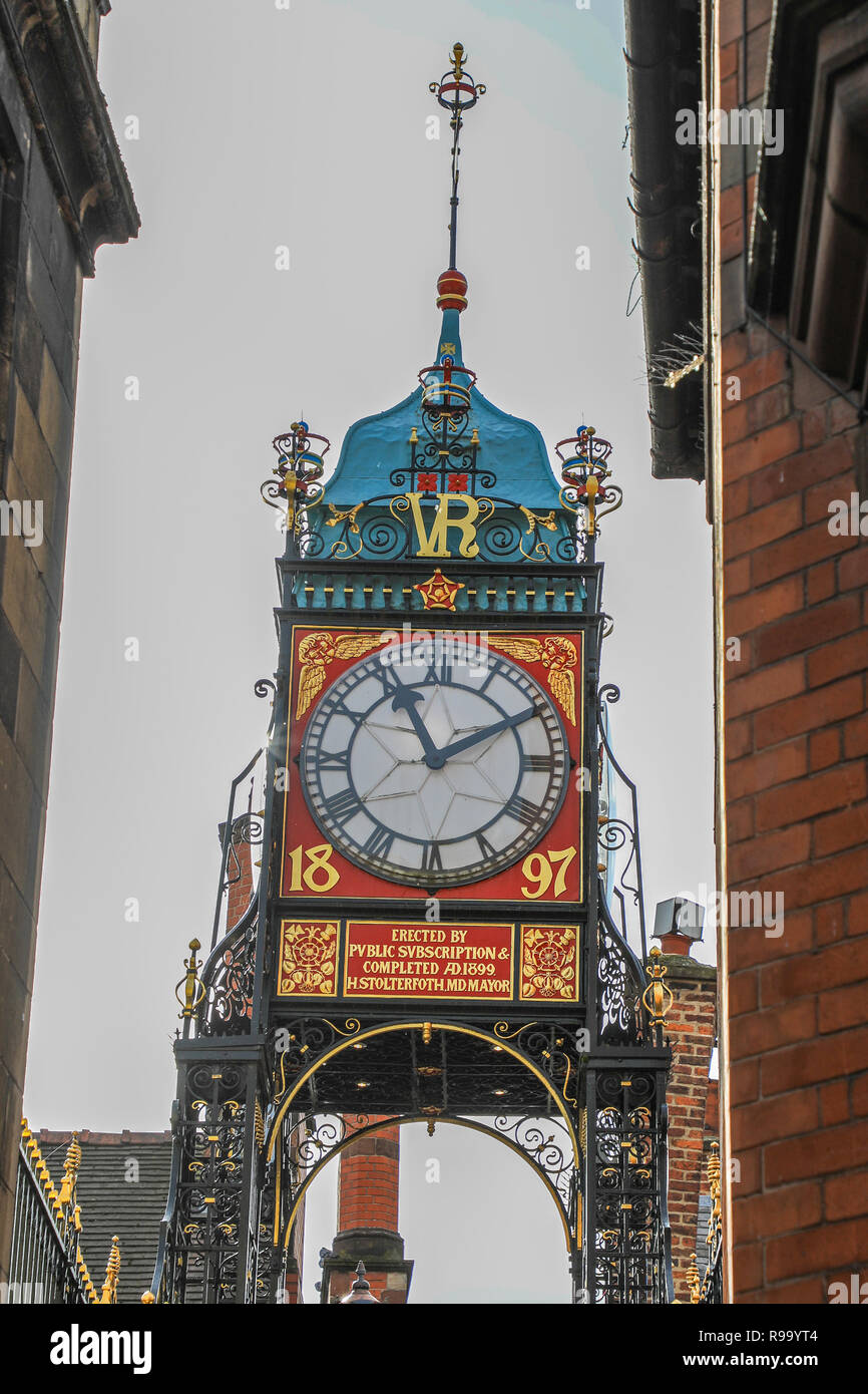 Viktorianische Uhr auf Newgate, Chester, der Hauptstadt der Grafschaft Cheshire, England, Großbritannien Stockfoto