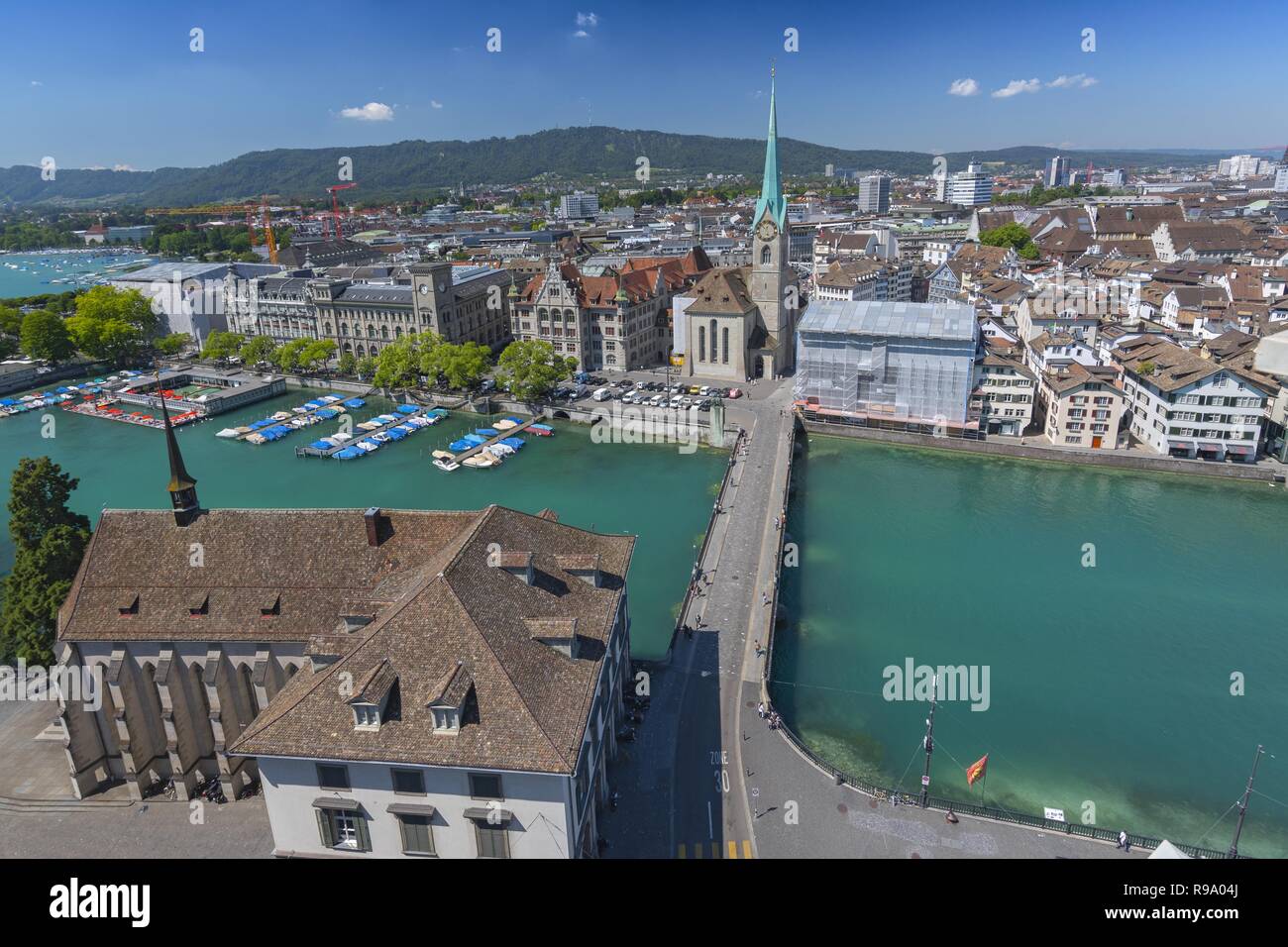 Luftbild der Altstadt von Zürich entlang der Limmat, Zürich, Schweiz. Stockfoto