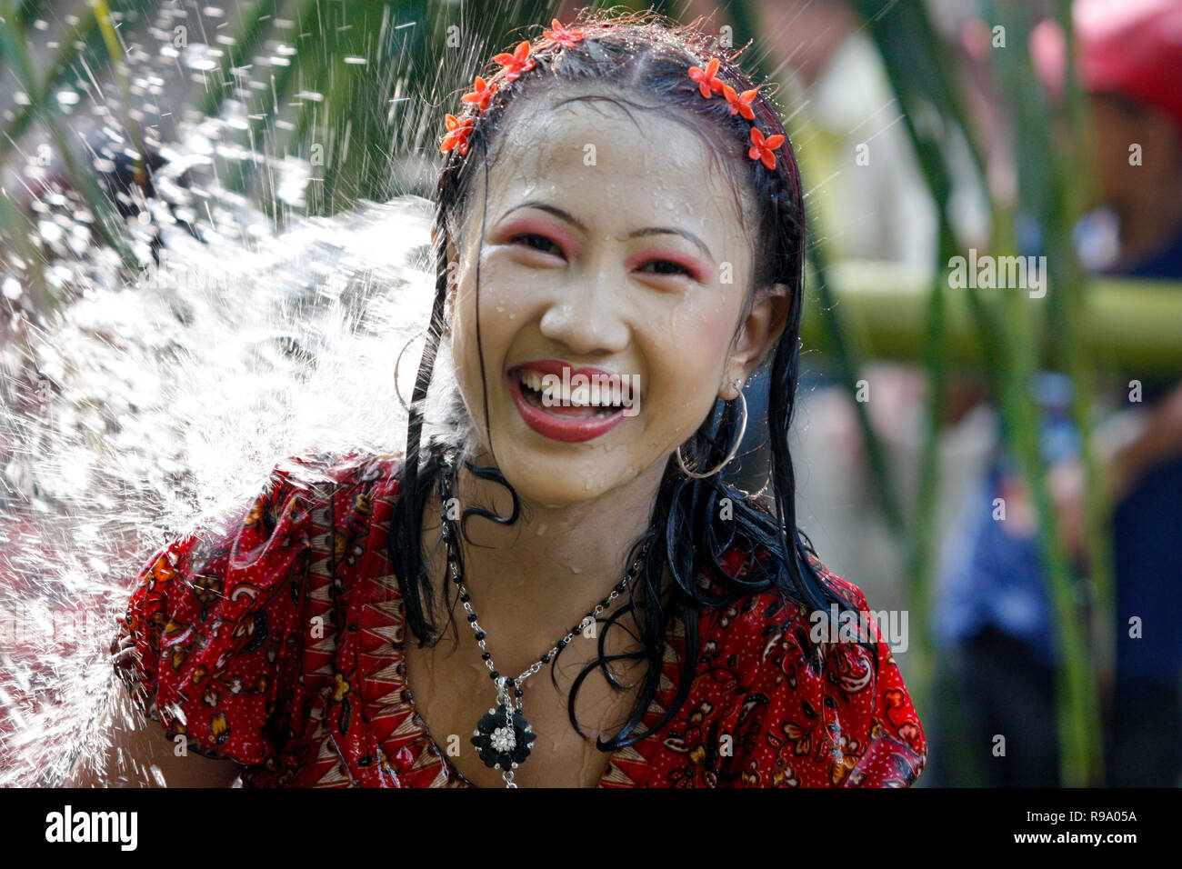 Die Wasser-Festival von der Volksgruppe der Rakhain ist ein Teil ihrer Silvester-Feier. Jungen und Mädchen werfen Wasser an einander während dieser Stockfoto