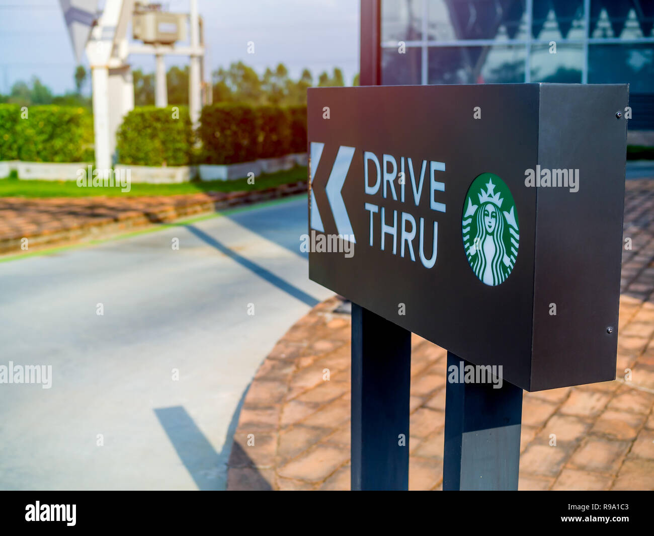 AYUTTHAYA, THAILAND - 7. Dezember 2018: Drive Thru Zeichen von Starbuck Coffee Shop in Flynow Outlet Shopping Mall auf der Autobahn in Ayutthaya, Thailand. Stockfoto