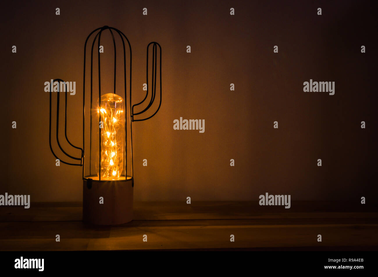 Dekoration Hintergrund mit glühenden Licht in der Form eines Kaktus Pflanze zu Hause. Ihren eigenen Text hinzu. Stockfoto