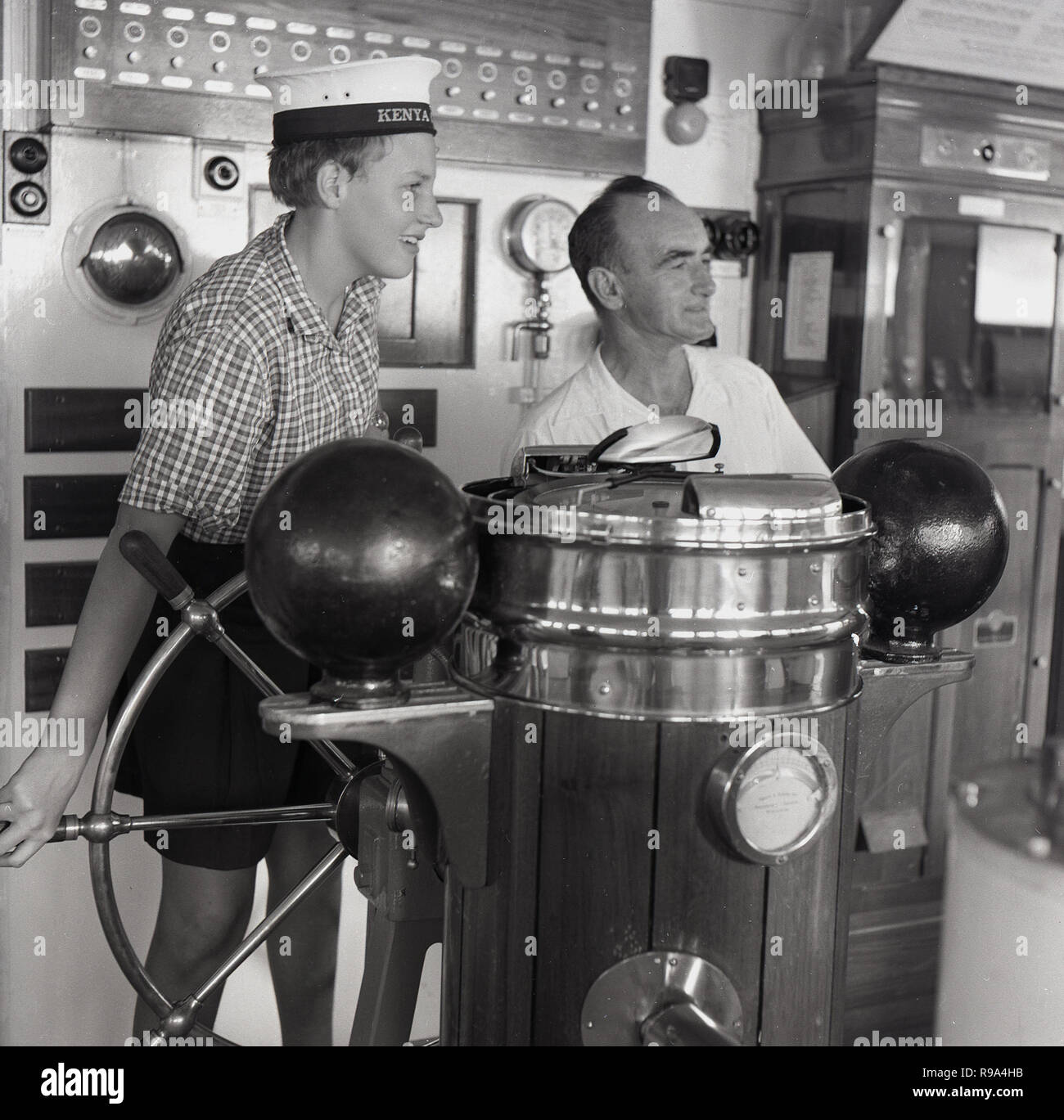 1950, historische, an Bord der Union - Schloss steamship 'Kenia', ein Mädchen trägt ein fluggast Segeln hat, stehend mit einem Offizier an der Spitze des Schiffes die Steuerung des Schiffes. Stockfoto