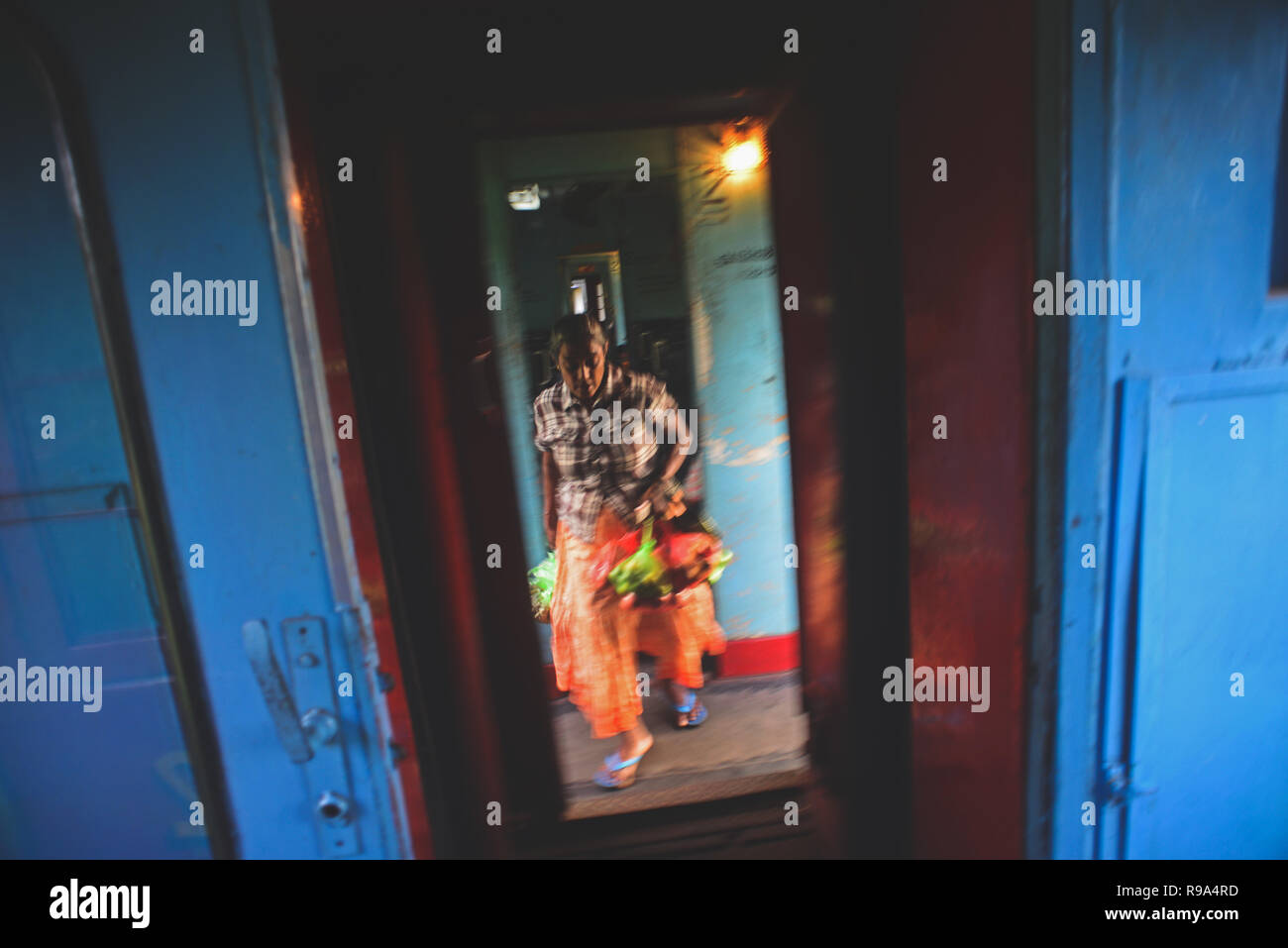 Essen verkauf Frau Spaziergänge zwischen beweglichen Wagen im Zug, Sri Lanka. Stockfoto