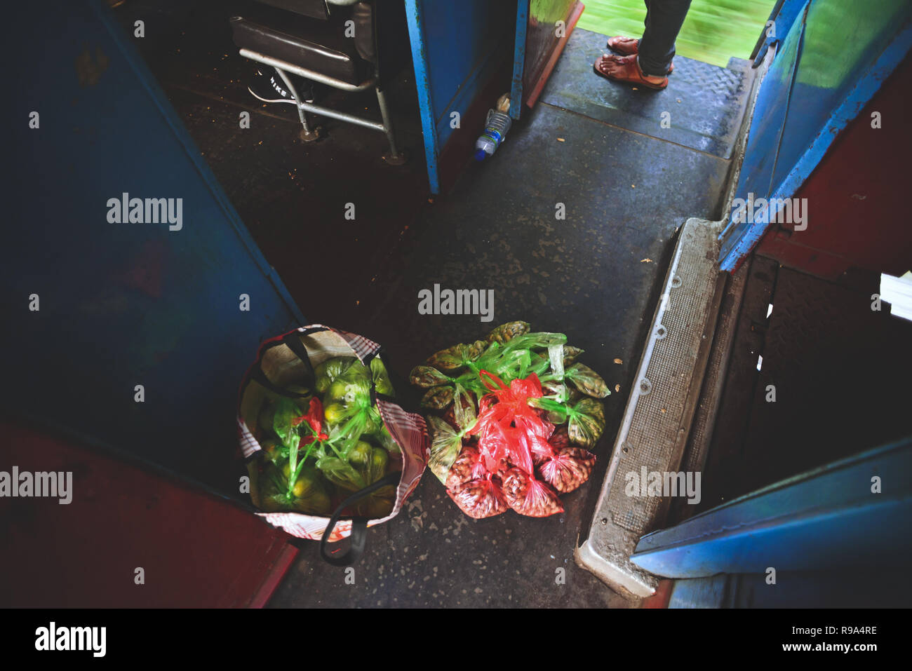 Füße von Reisenden durch Öffnen der Tür und Taschen aus Waren der ambulanten Verkäufer, Sri Lanka Stockfoto