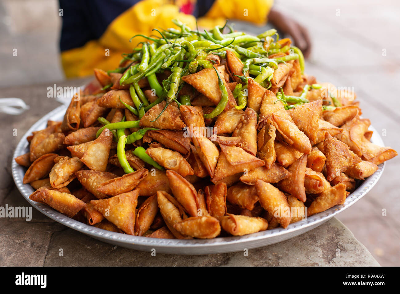 Pflanzliche Samosas mit gebratenen grünen Chilis Stockfoto