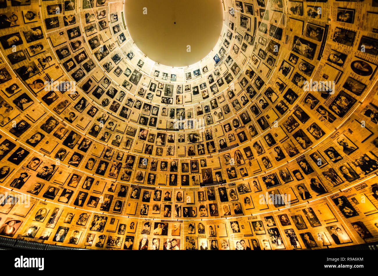Jerusalem, Israel - 26. Juli 2015: Namen und Fotos von Opfern des Holocaust in der Halle der Namen in Yad Vashem Stockfoto