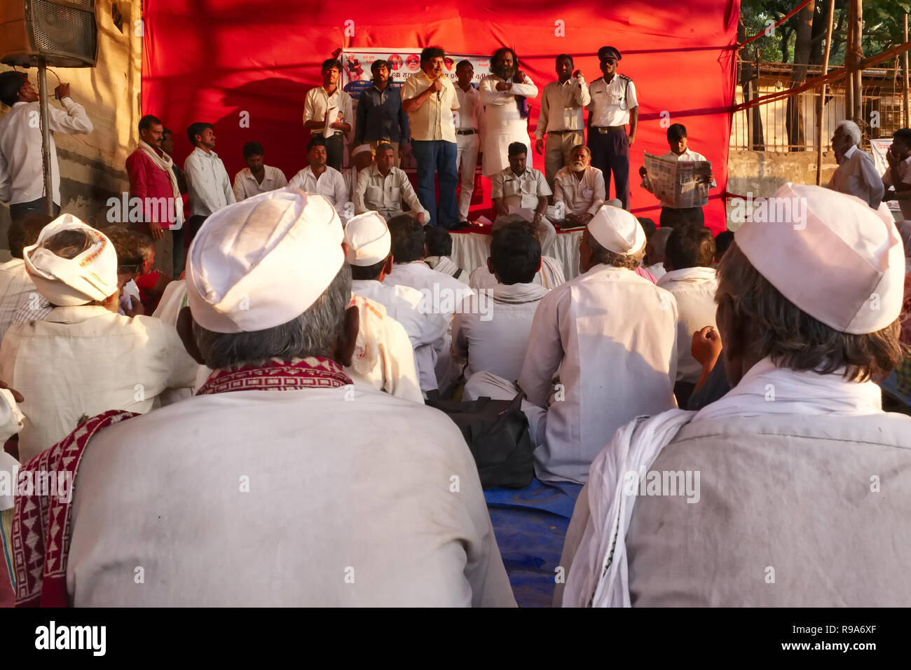 Verarmte Bauern aus Maharashtra an einer politischen Kundgebung an Azad Maidan, Mumbai, Indien, einem beliebten Treffpunkt in der Stadt Stockfoto