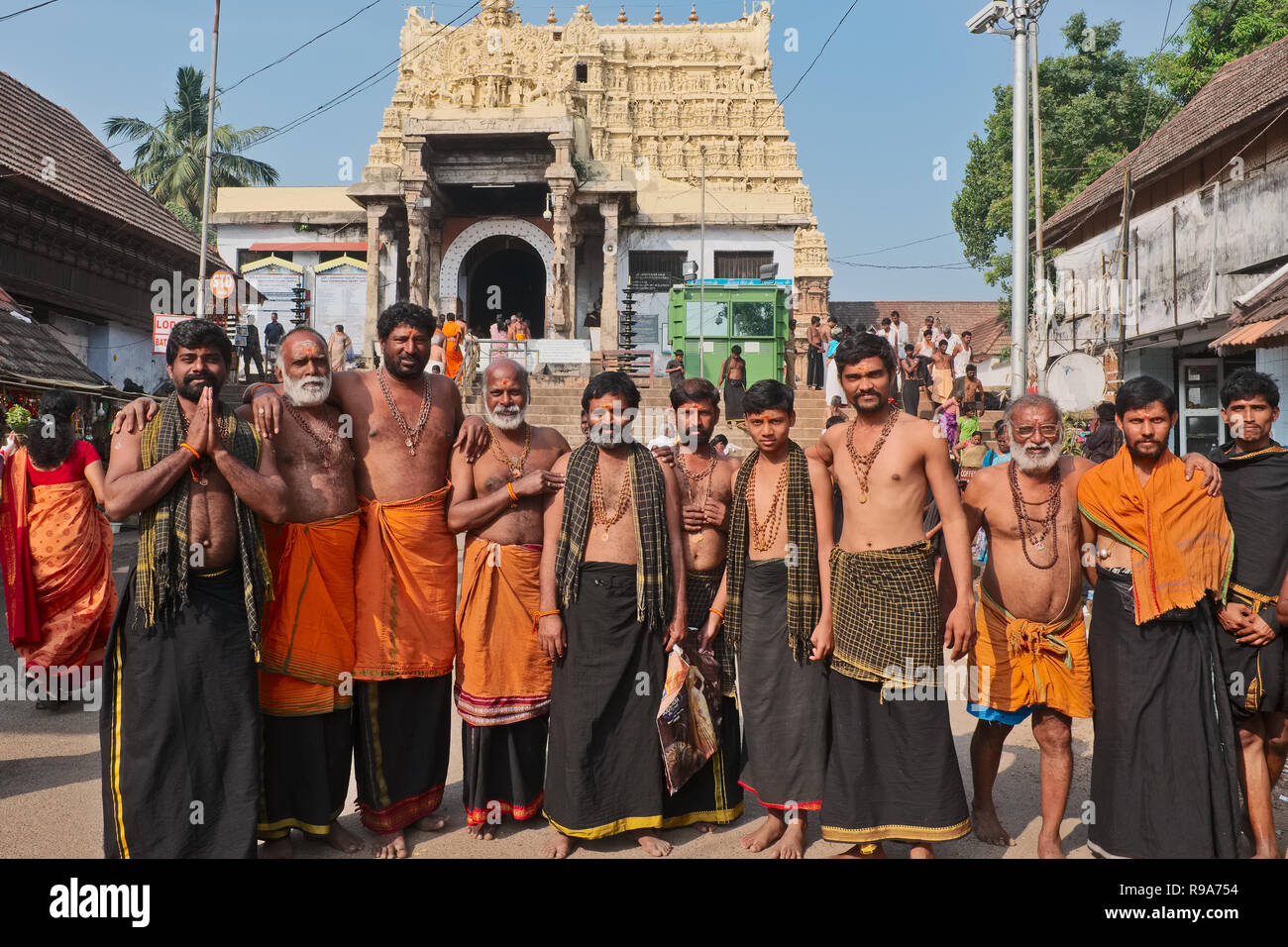 Pilger, die beim Padmanabhaswamy Temple in Trivandrum, Kerala, Indien, in dem unzählige Artefakte, die Massen von Gold und andere Wertgegenstände wurden gefunden Stockfoto