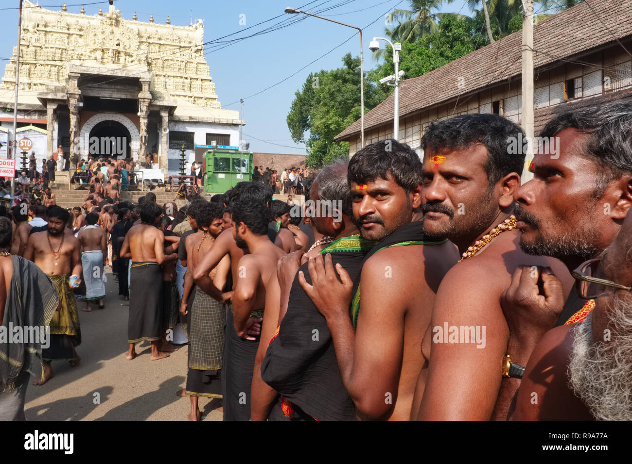 Pilger, die beim Padmanabhaswamy Temple in Trivandrum, Kerala, Indien, in dem unzählige Artefakte, die Massen von Gold und andere Wertgegenstände wurden gefunden Stockfoto