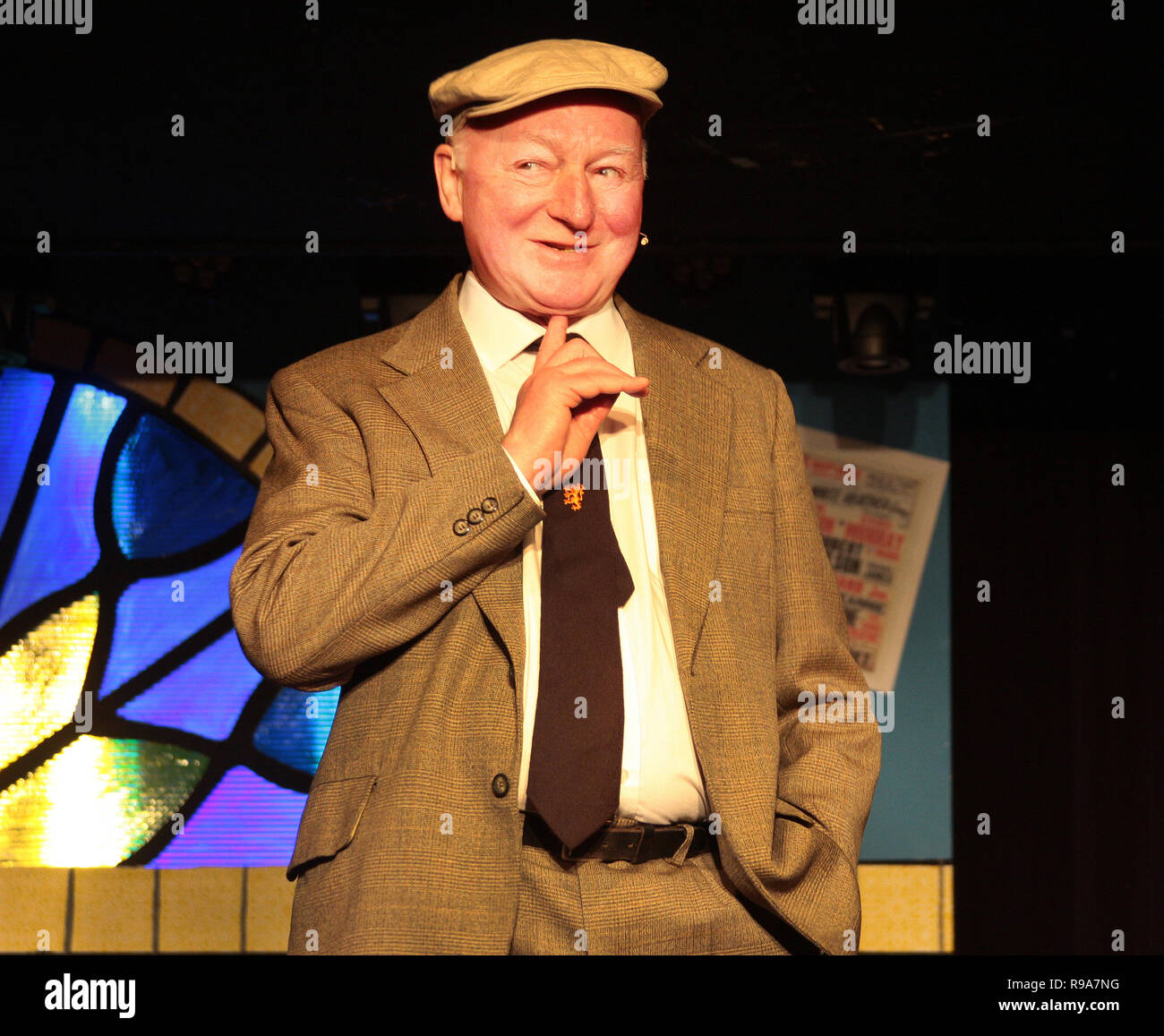Die große schottische Schriftsteller, Schauspieler, Musiker und Schauspieler, Dave Anderson, ist hier zu sehen, auf der Bühne, ein anderer großer Scot; der Komiker Chic Murray. Seine Leistung war eine Tour de force, die das Leben und die Zeiten von Chic Murray auf der Bühne der Oran Mor Veranstaltungsort in Glasgow, 2018. Alan Wylie/ALAMY © Stockfoto