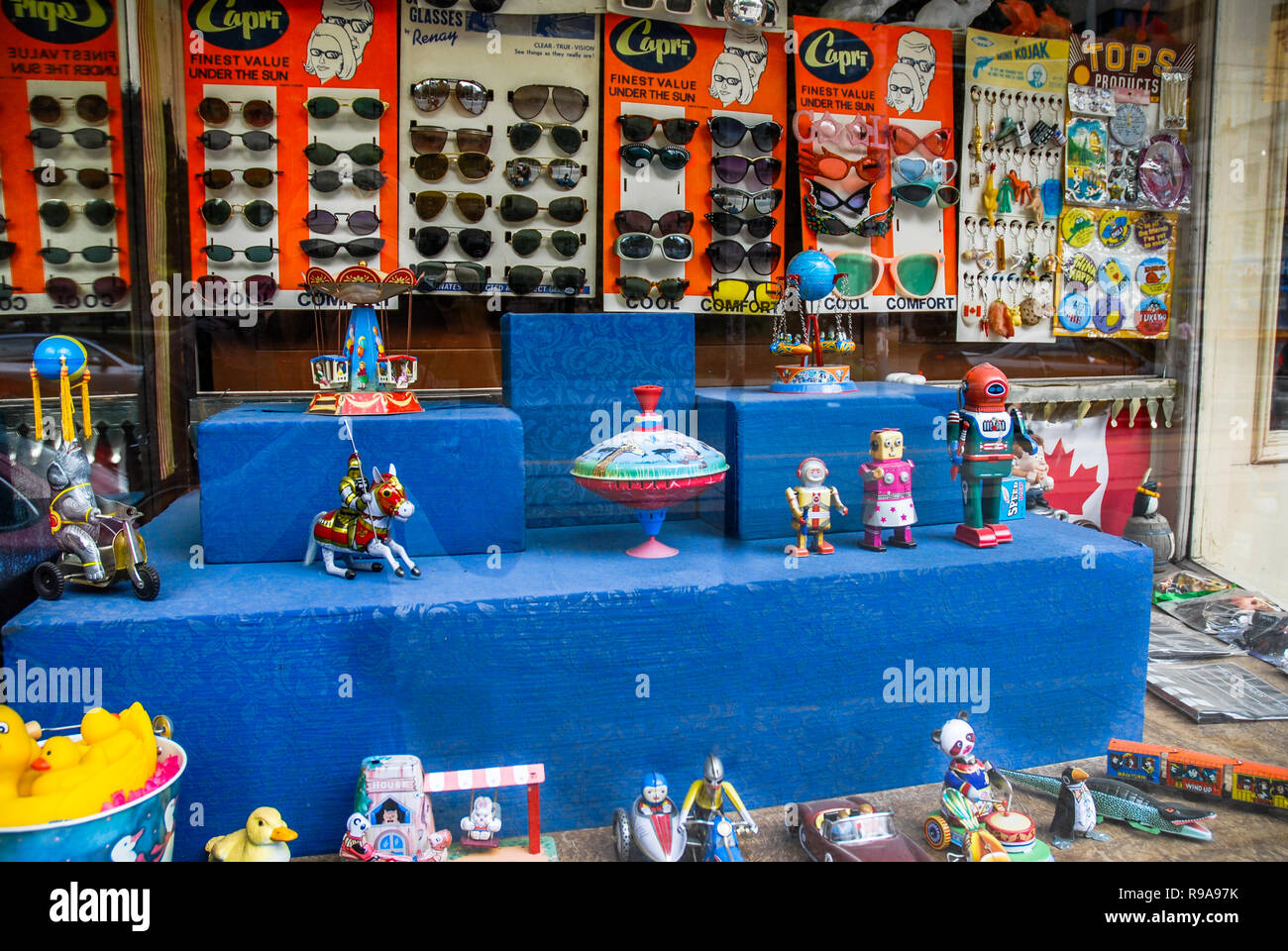 Fenster eines Toy Shop in Toronto, Kanada anzeigen retro Uhrwerk metall Spielzeug. Stockfoto