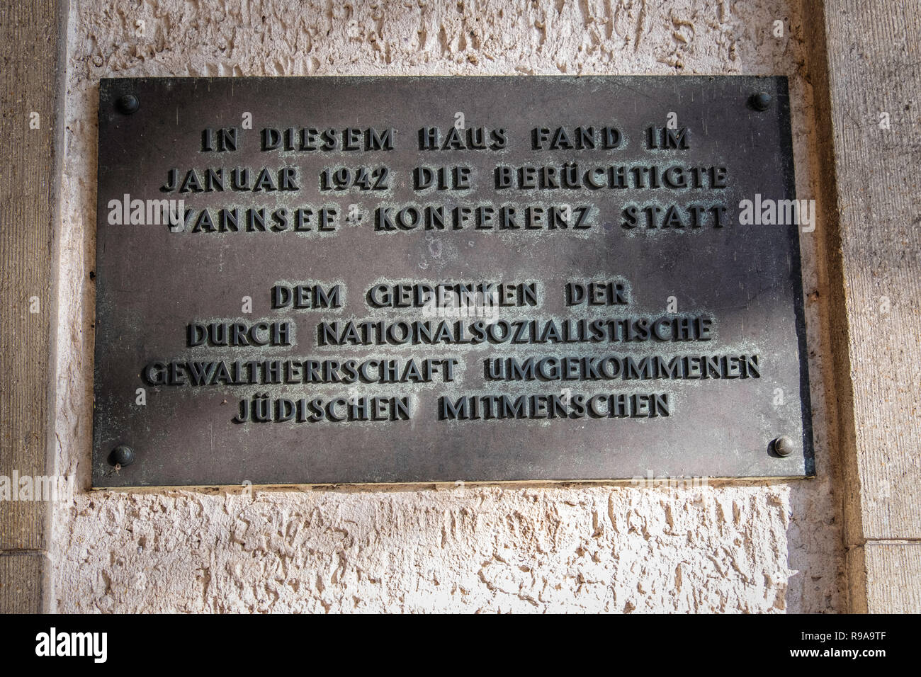 Berlin. Bronzetafel am Haus der Wannsee-Konferenz Gedenkstätte. Villa, wo Nazi- und SS-Führer trafen sich am 20. Januar 1942 deportation Juden zu planen Stockfoto