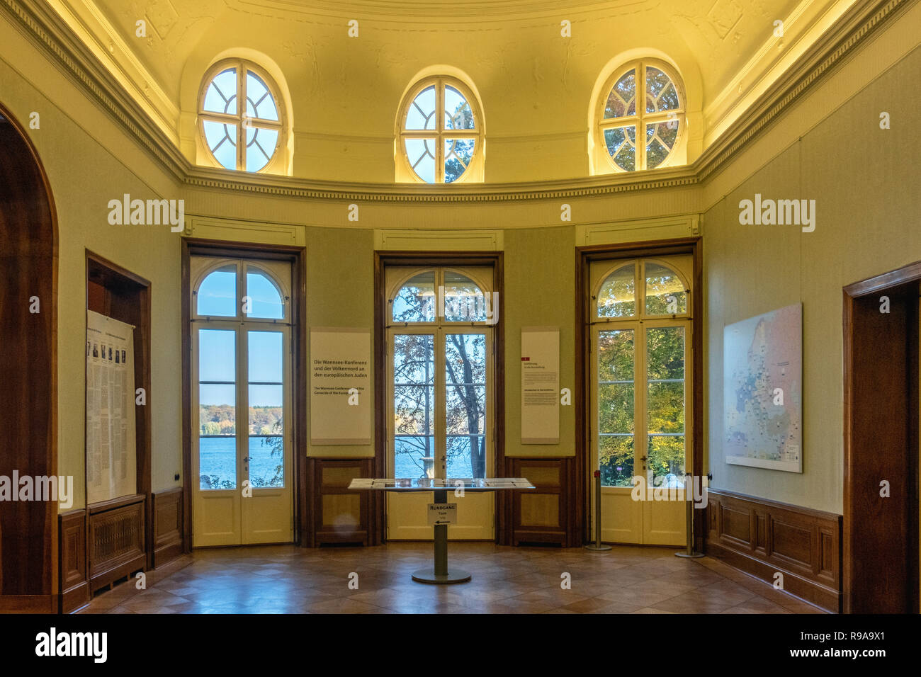 Berlin. Innere des Haus der Wannsee-Konferenz Gedenkstätte. Villa, wo Nazi- und SS-Führer trafen sich am 20. Januar 1942 deportation Juden zu planen Stockfoto