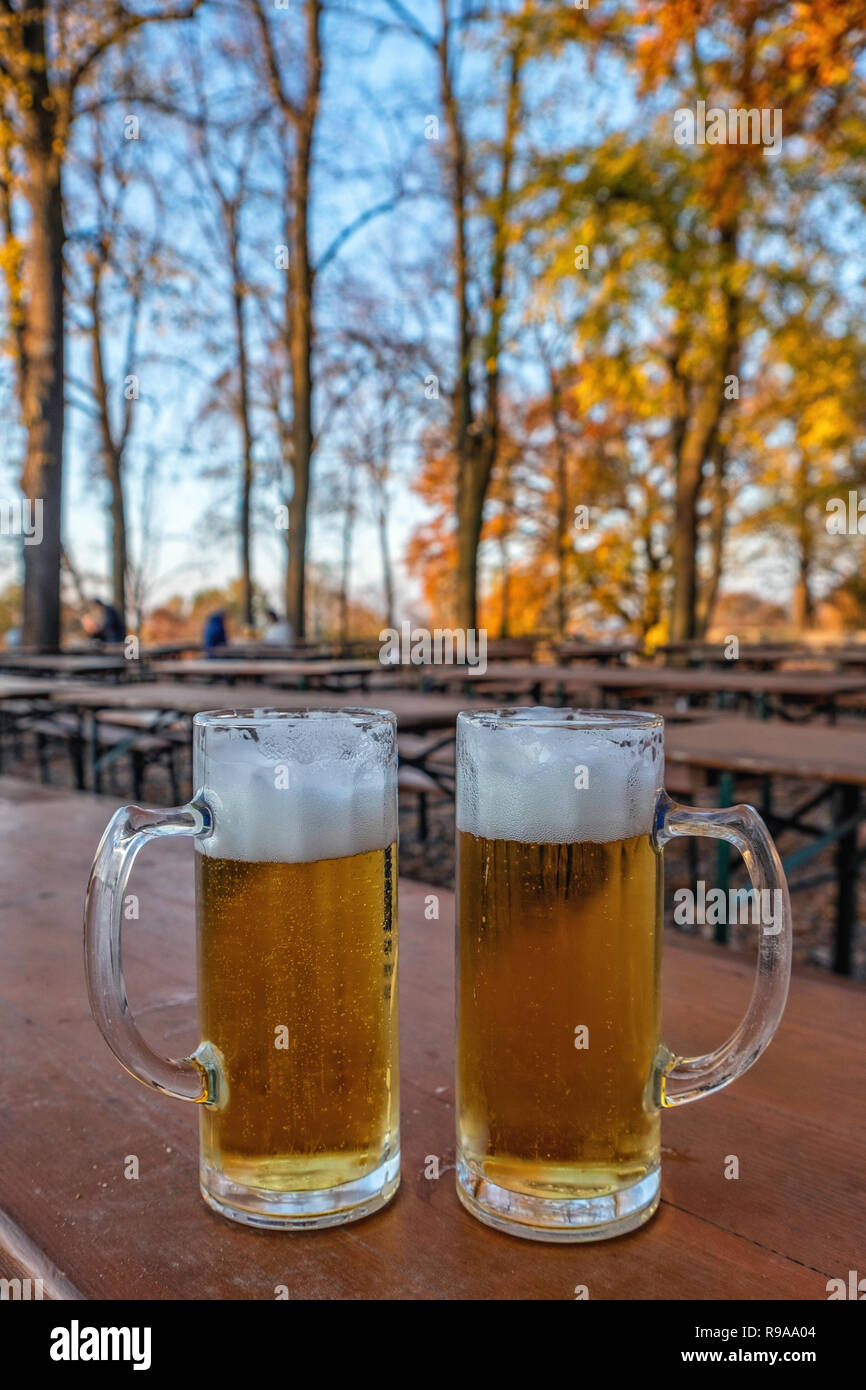Berli, Wannsee. Lorreta Restaurant Biergarten. Zwei Gläser auf den Tisch im Herbst. Leere Tabellen Stockfoto