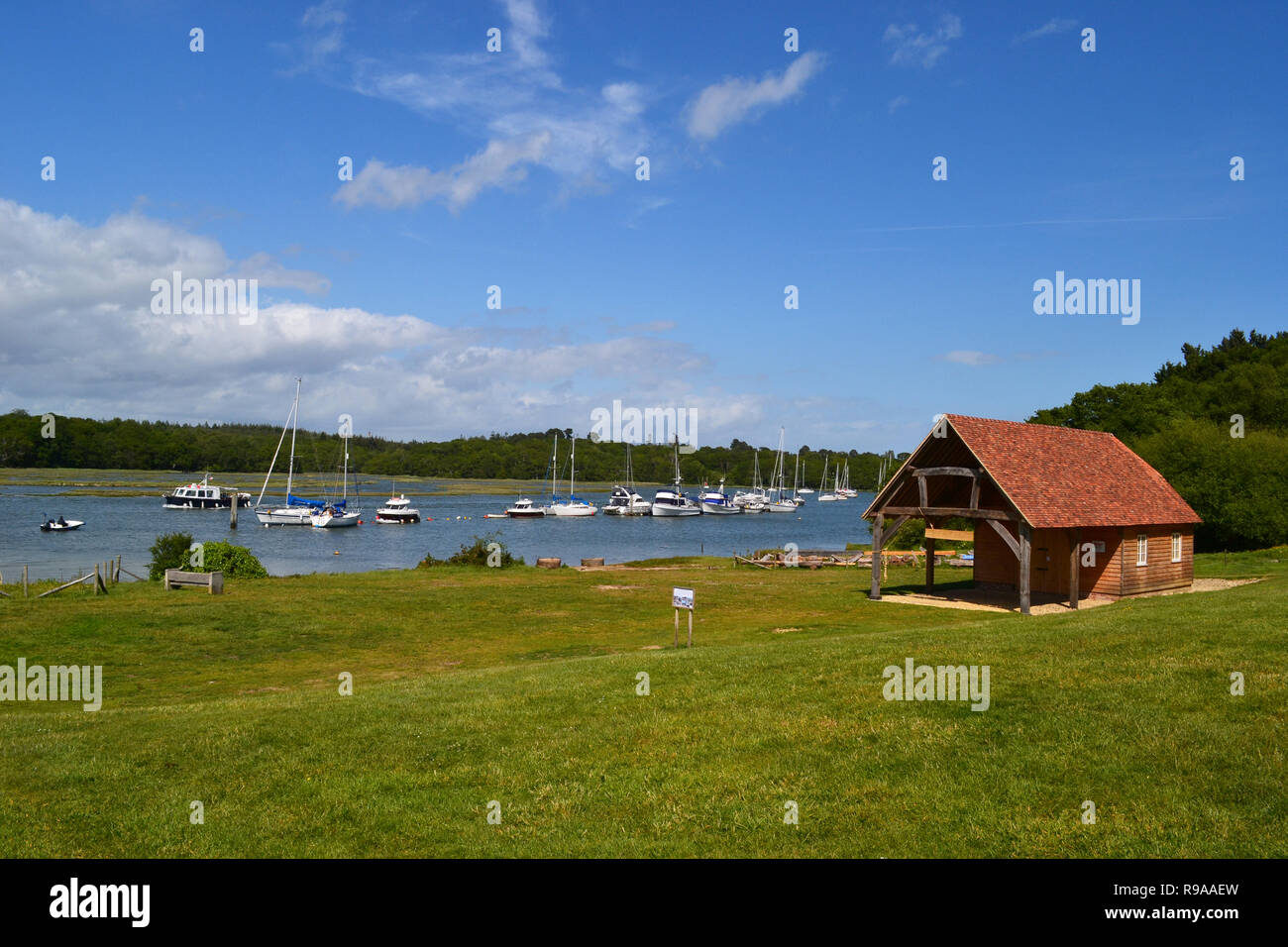 Tierheim neben dem Fluss auf der Buckler hart Maritime Museum, New Forest, Hampshire, Großbritannien Stockfoto