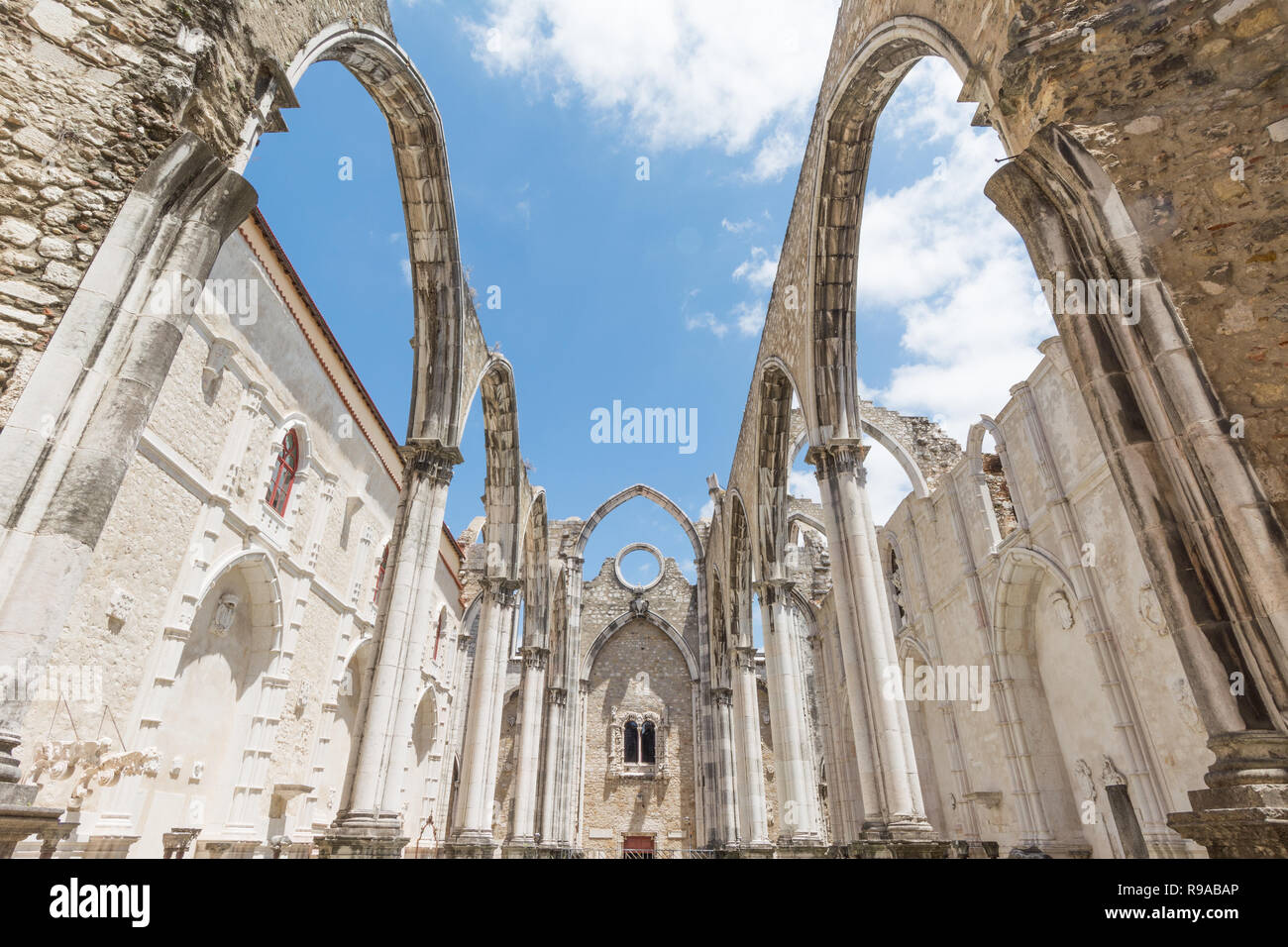 Ruine der gotischen Kirche Unserer Lieben Frau vom Berg Karmel (Igreja do Carmo), durch ein Erdbeben zerstört 1755, Lissabon, Portugal Stockfoto