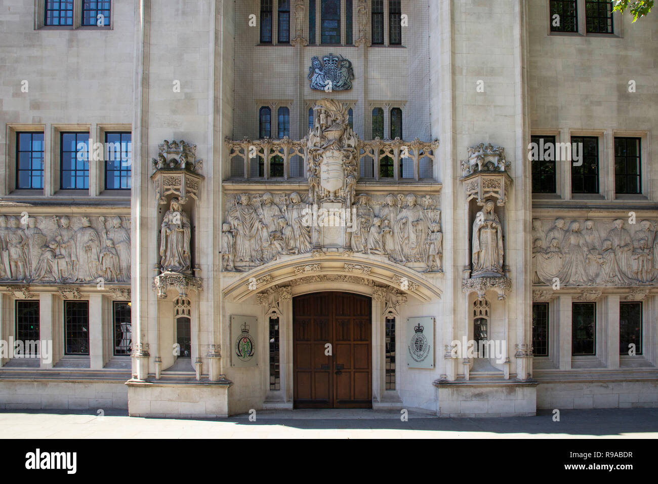 LONDON, ENGLAND - 15. Juli 2018. Architektonische Detail vom Obersten Gerichtshof Parliament Square, Westminster, London, England, 15. Juli 2018. Stockfoto