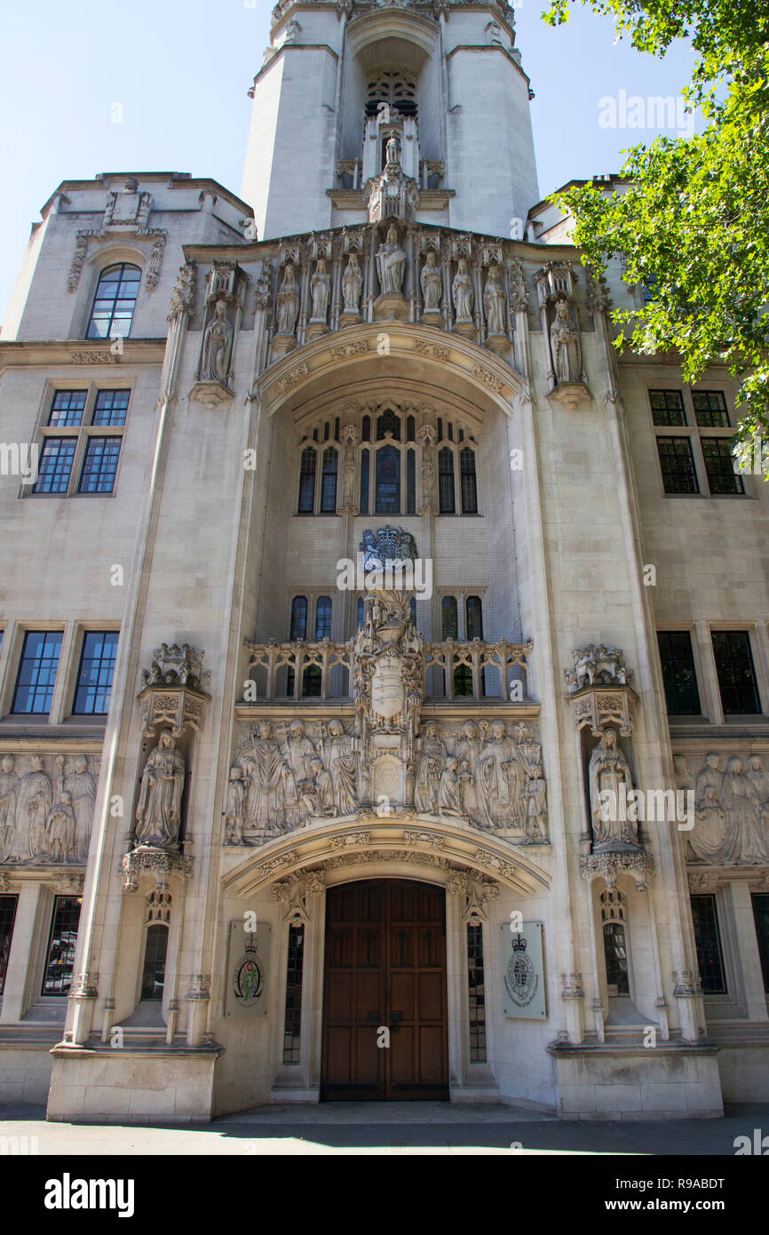 LONDON, ENGLAND - 15. Juli 2018. Architektonische Detail vom Obersten Gerichtshof Parliament Square, Westminster, London, England, 15. Juli 2018. Stockfoto