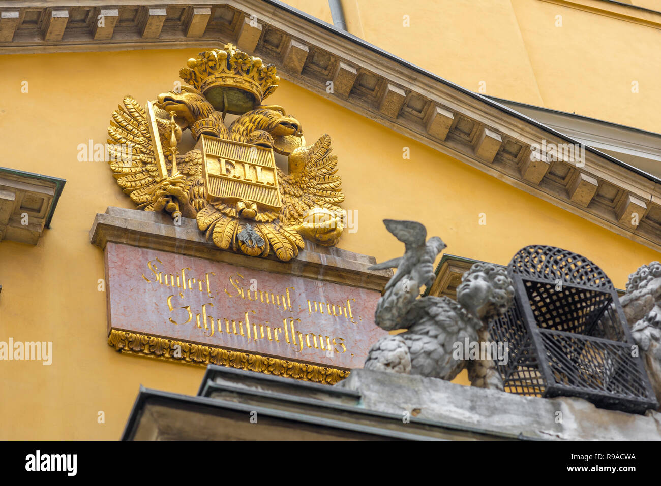 Wiener Habsburger Architektur, Ansicht der kaiserlichen Wappen über dem Papageno Tor des Theater an der Wien - Wiener original Opera House. Stockfoto