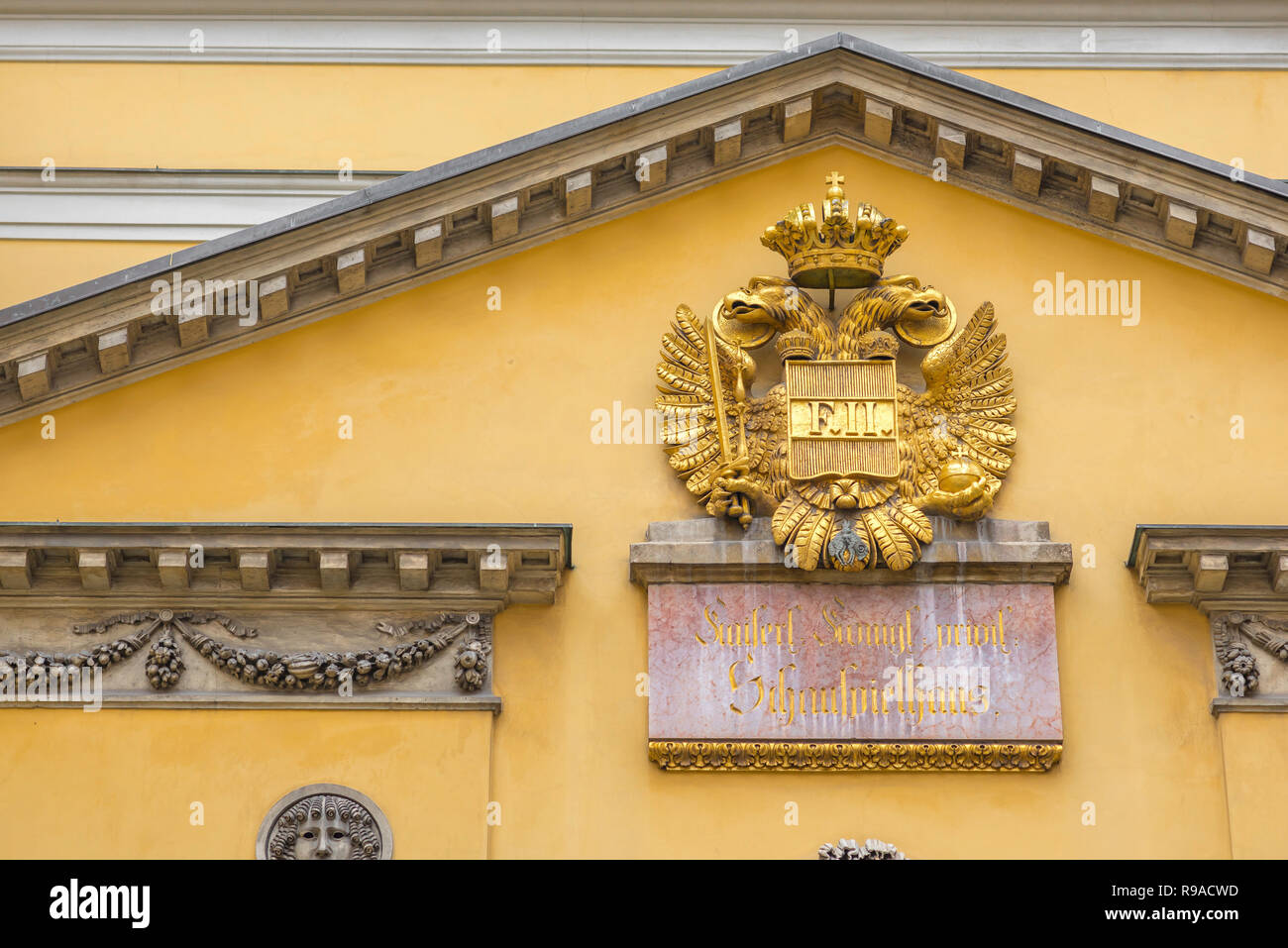 Habsburger Wappen Wien, Ansicht der kaiserlichen Wappen über dem Papageno Tor des Theater an der Wien - Wiener original Opera House. Stockfoto