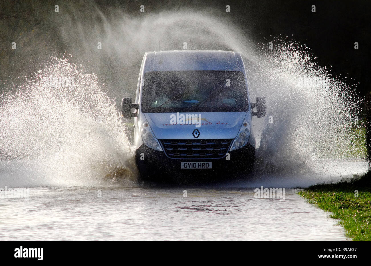 Selmeston, East Sussex, UK. 21 Dez, 2018. Verkehr verhandelt überflutete Straßen in East Sussex nach neuen schweren Regen, East Sussex. Credit: Peter Cripps/Alamy leben Nachrichten Stockfoto