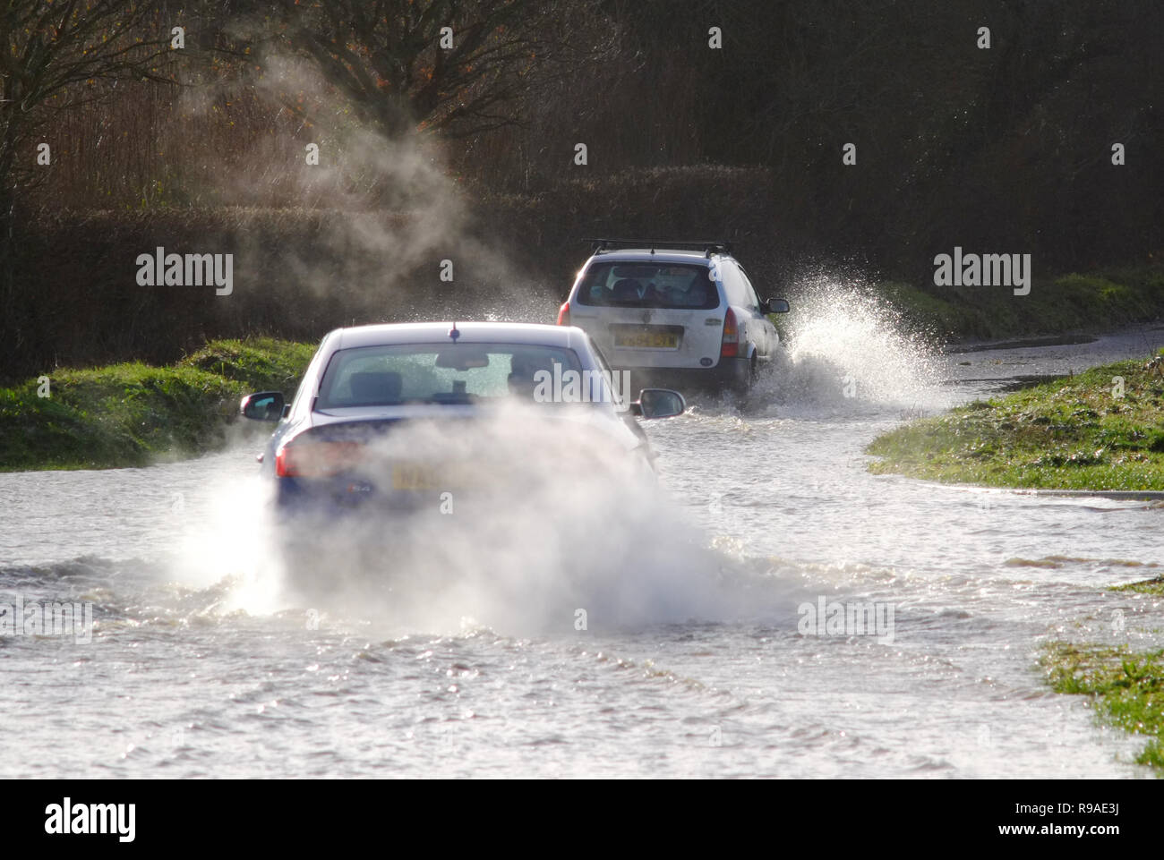 Selmeston, East Sussex, UK. 21 Dez, 2018. Verkehr verhandelt überflutete Straßen in East Sussex nach neuen schweren Regen, East Sussex. Credit: Peter Cripps/Alamy leben Nachrichten Stockfoto