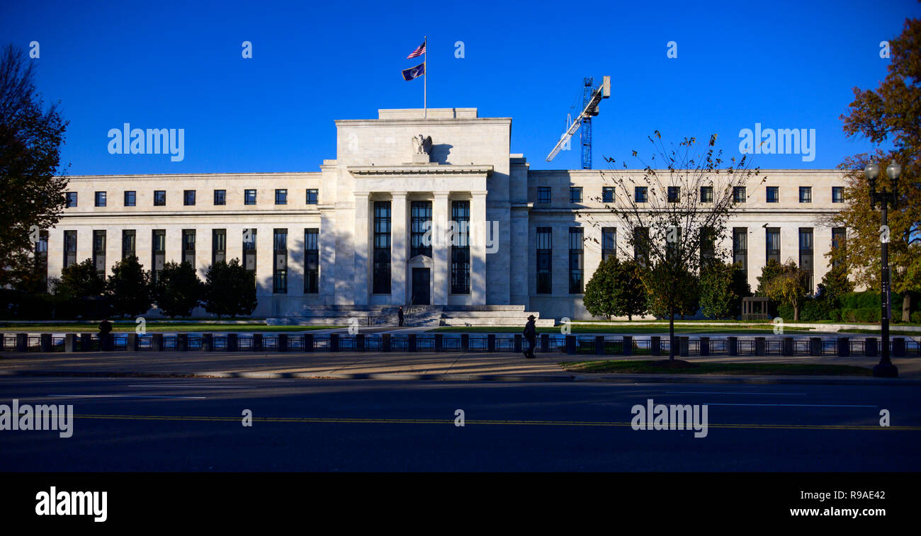 Washington, DC. 11 Nov, 2018. Sehr hohe Auflösung äußere Der marriner S. Eccles Federal Reserve Board Gebäude, entlang der Constitution Avenue entfernt an der 20. Street, NW, Washington, DC, am 11. November 2018. Es beherbergt die Büros des Rates der Gouverneure der Federal Reserve System Credit: Ron Sachs/CNP | Verwendung der weltweiten Kredit: dpa/Alamy leben Nachrichten Stockfoto