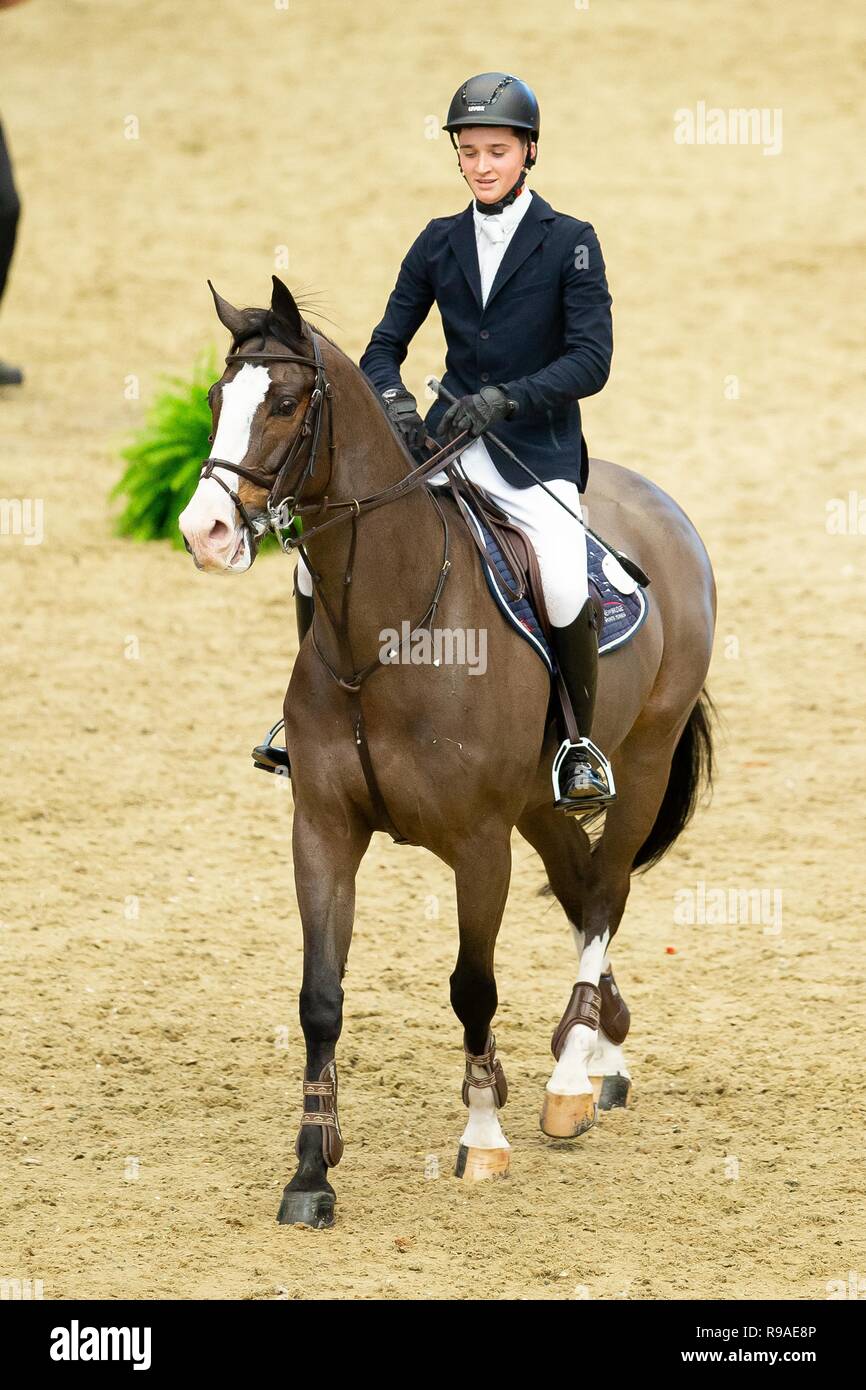 Olympia, London, UK. 21. Dezember, 2018. Sieger. Robert Murphy, Newbridge Chablis. GBR. Die Voltaire Design unter 25 britischen Meisterschaften endgültig. Springen. Olympia. Die London International Horse Show. London. UK. 21/12/2018. Credit: Sport in Bildern/Alamy leben Nachrichten Stockfoto