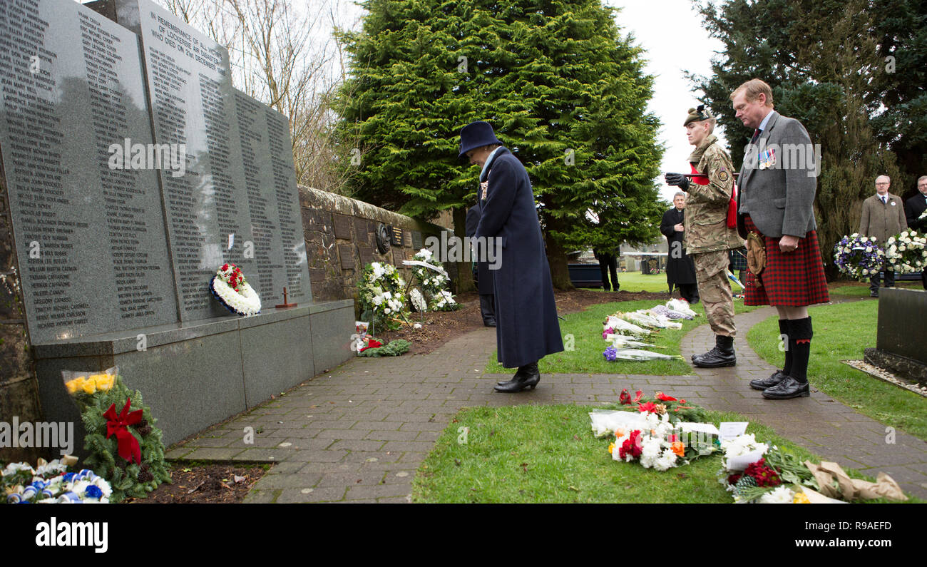 Lockerbie, Schottland, Großbritannien. 21. Dezember, 2018. Fiona Armstrong, Herr Leutnant von Dumfries einen Kranz niederlegte. Lockerbie-anschlag 30. Jahrestag Kranzniederlegung im Garten der Erinnerung an Dryfesdale Friedhof, Lockerbie, Schottland, UK Quelle: Allan Devlin/Alamy leben Nachrichten Stockfoto