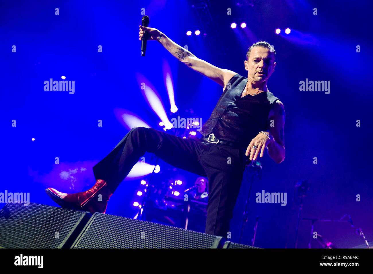 11. Januar 2018 - Die britische Synth Rock und Synthiepop Gruppe Depeche Mode live auf Ihre globalen Geist Tour an die Barclaycard-Arena in Hamburg. Sänger und Frontmann Dave Gahan genießt die Show. | Januar, 11 2018 - Britische Synth-Rock bzw. Syntie-Pop Band Depeche Mode live auf der globalen Geist Tour an die Barclaycard Arena in Hamburg, Deutschland. Sänger und Frontmann Dave Gahan genießt die Show. | Verwendung weltweit Stockfoto