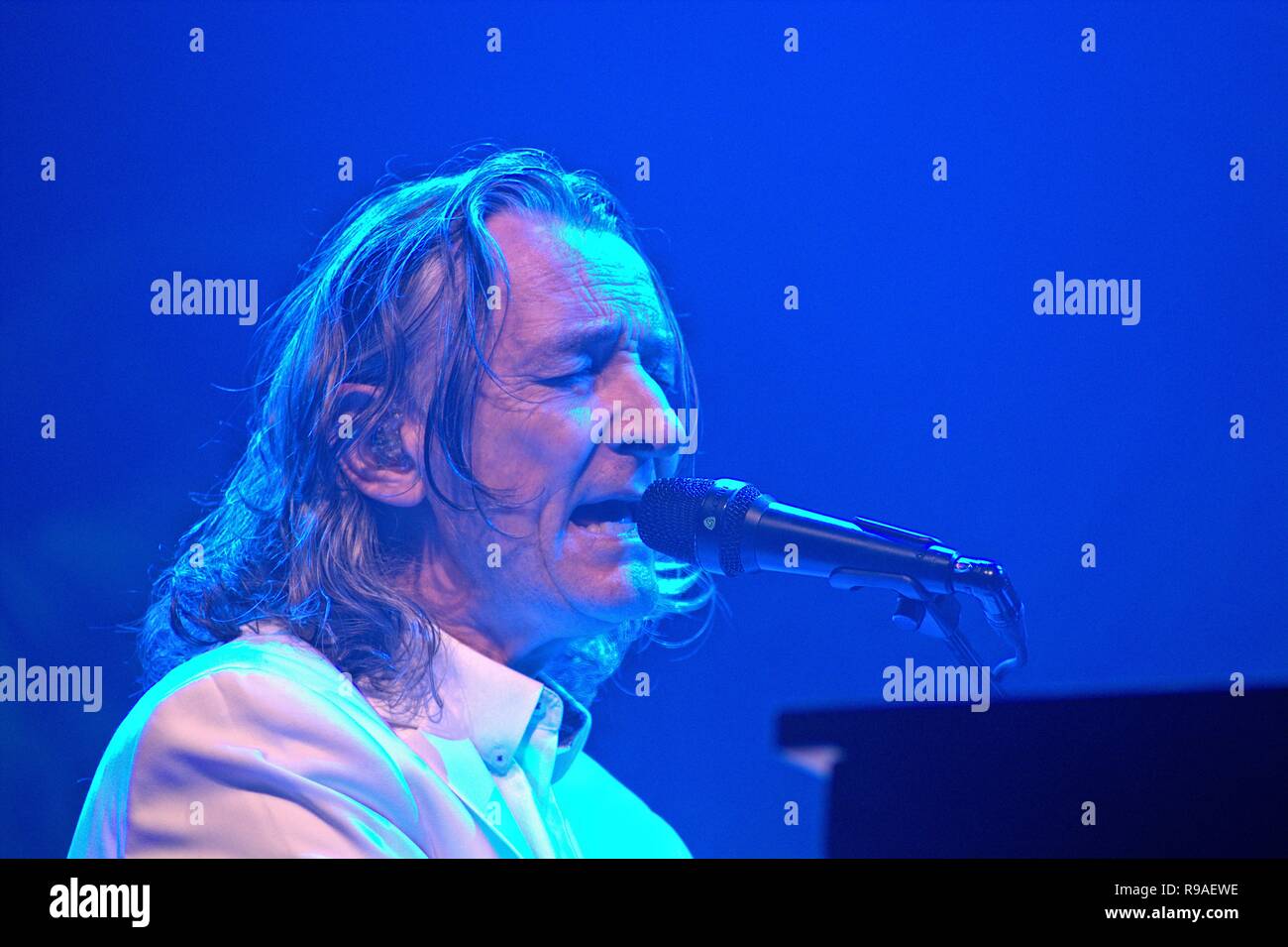 04. August 2017 - Roger Hodgson und Charles Roger Butterfische Hodgson, withbegrunder, ehemaliger Frontmann, Sänger und Songwriter der Britischen Pop/Rock Band Supertramp bei seinem Konzert in der holstenhalle 1 in Neumünster. Der Gig war Teil der "Breakfast in America", World Tour, dem Schleswig-Holstein Musik Festival veranstaltet. | August 4th, 2017 - Roger Hodgson aka Charles Roger Butterfische Hodgson, Gründer, vor Frontmann, Sänger und Songwriter der Britischen Pop/Rock Band Supertramp bei seinem Konzert in der holstenhalle in Neumünster, Deutschland. Die Show ist im Zusammenhang mit dem Frühstück in Amerika worl Stockfoto